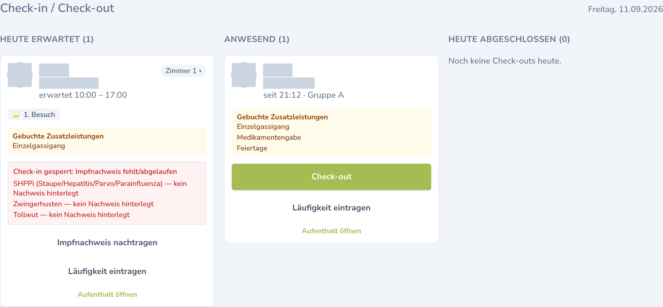 Check-in-Board der Betreuung mit Hundekarten für erwartete, anwesende und abgeholte Hunde