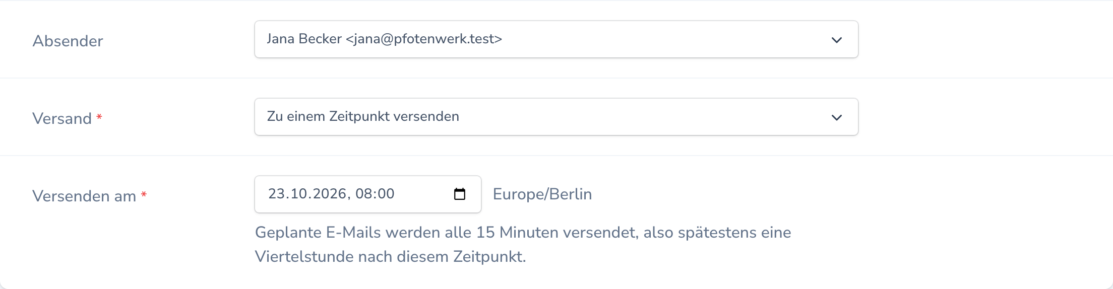 E-Mail-Formular mit Absender, Versand „Zu einem Zeitpunkt versenden“ und dem Feld Versenden am, ausgefüllt mit 23.10.2026, 08:00, Zeitzone Europe/Berlin.