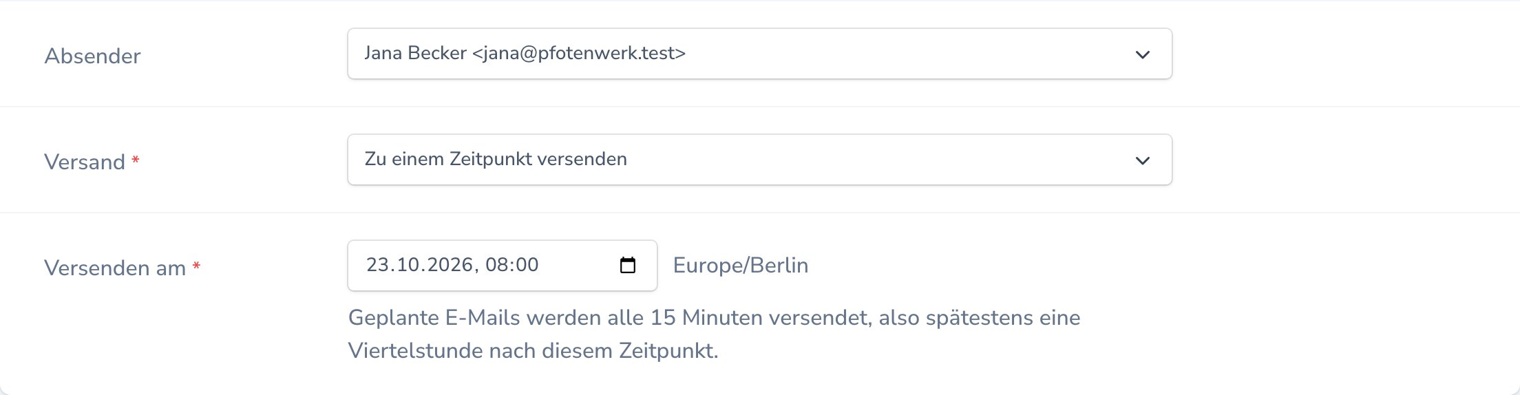E-Mail-Formular mit Absender, Versand „Zu einem Zeitpunkt versenden“ und dem Feld Versenden am, ausgefüllt mit 23.10.2026, 08:00, Zeitzone Europe/Berlin.
