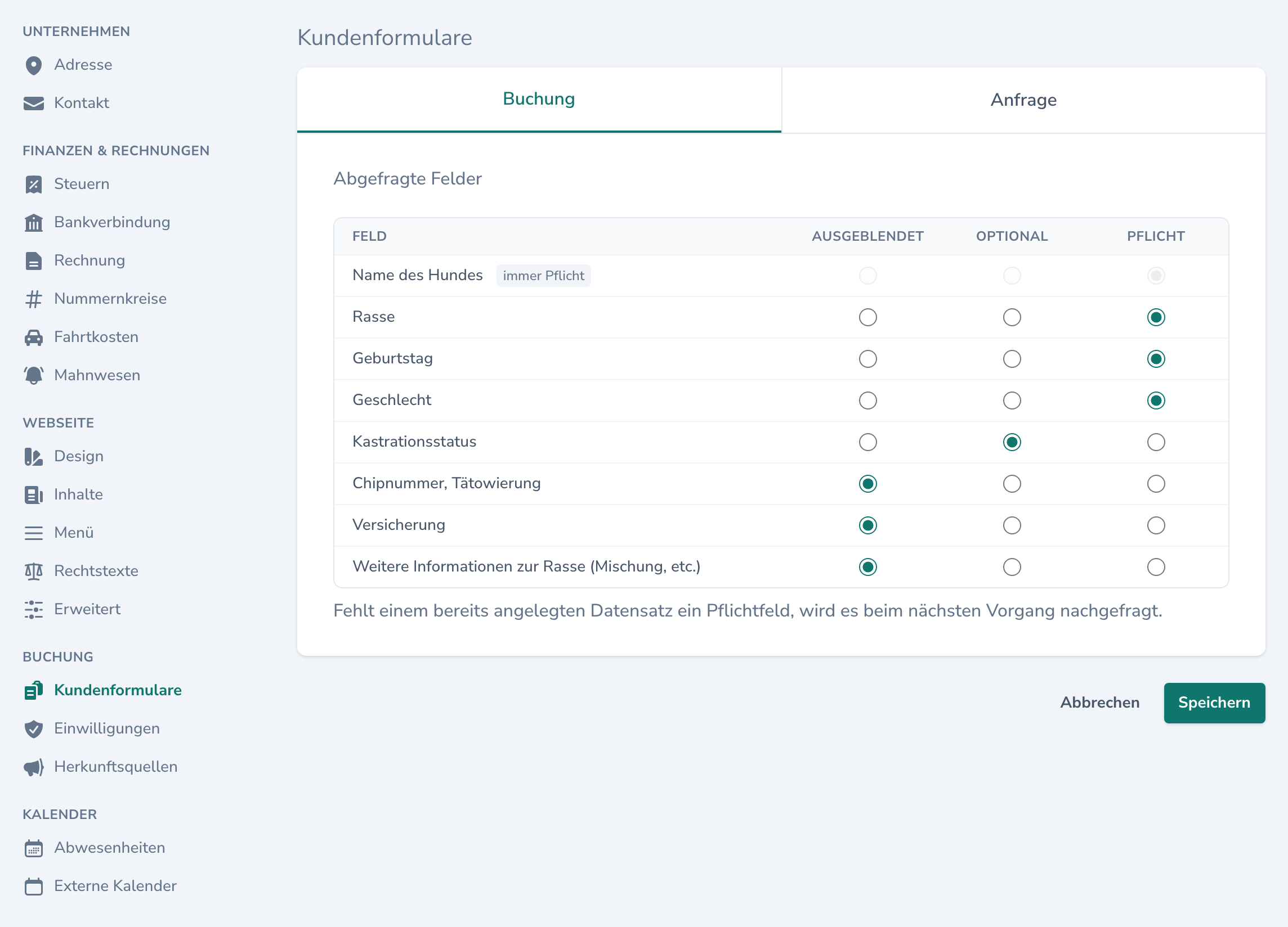 Bereich Kundenformulare in den Unternehmenseinstellungen mit den Reitern Buchung und Anfrage. Die Tabelle Abgefragte Felder zeigt Name des Hundes als immer Pflicht, Rasse, Geburtstag und Geschlecht als Pflicht, Kastrationsstatus optional und Chipnummer, Versicherung und weitere Rasse-Informationen ausgeblendet.