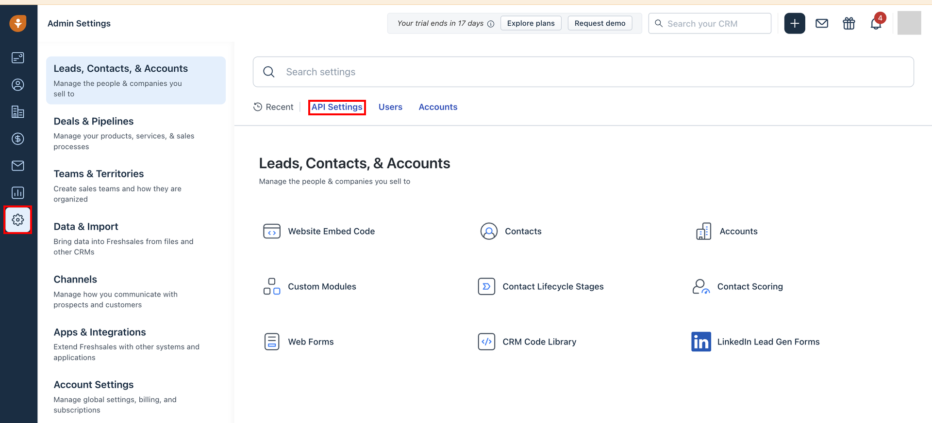 FreshsalesのAdmin Settings画面で左メニューの設定アイコンとAPI Settingsが表示されている状態