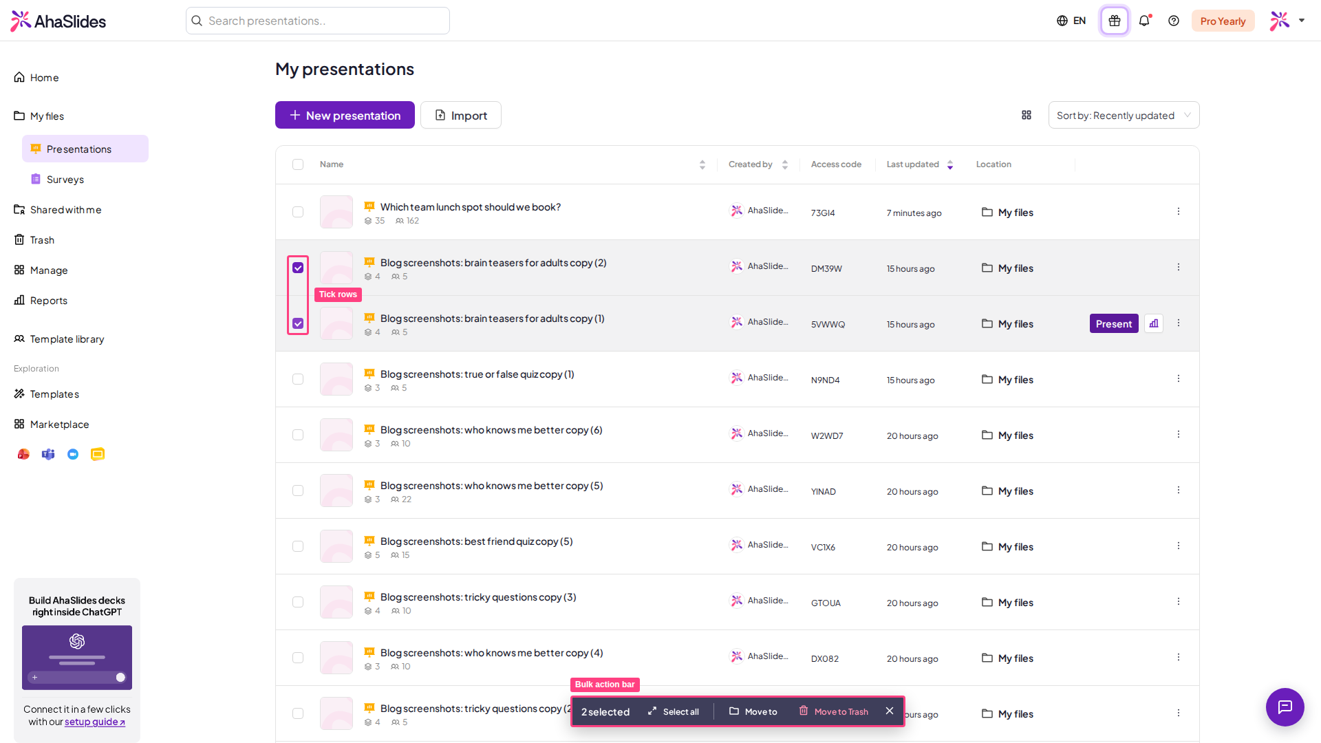 Список презентаций AhaSlides с двумя отмеченными презентациями и выделенной внизу панелью массовых действий