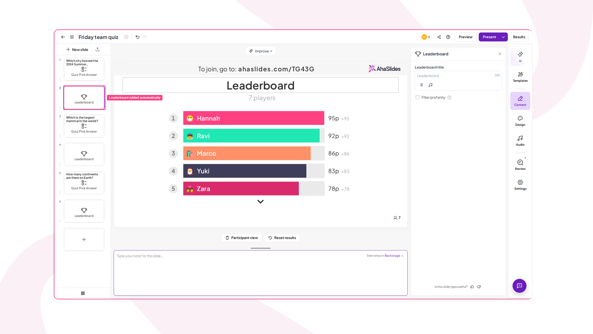 Editor de AhaSlides con una diapositiva de quiz Pick Answer seguida de la diapositiva Leaderboard añadida automáticamente, resaltada