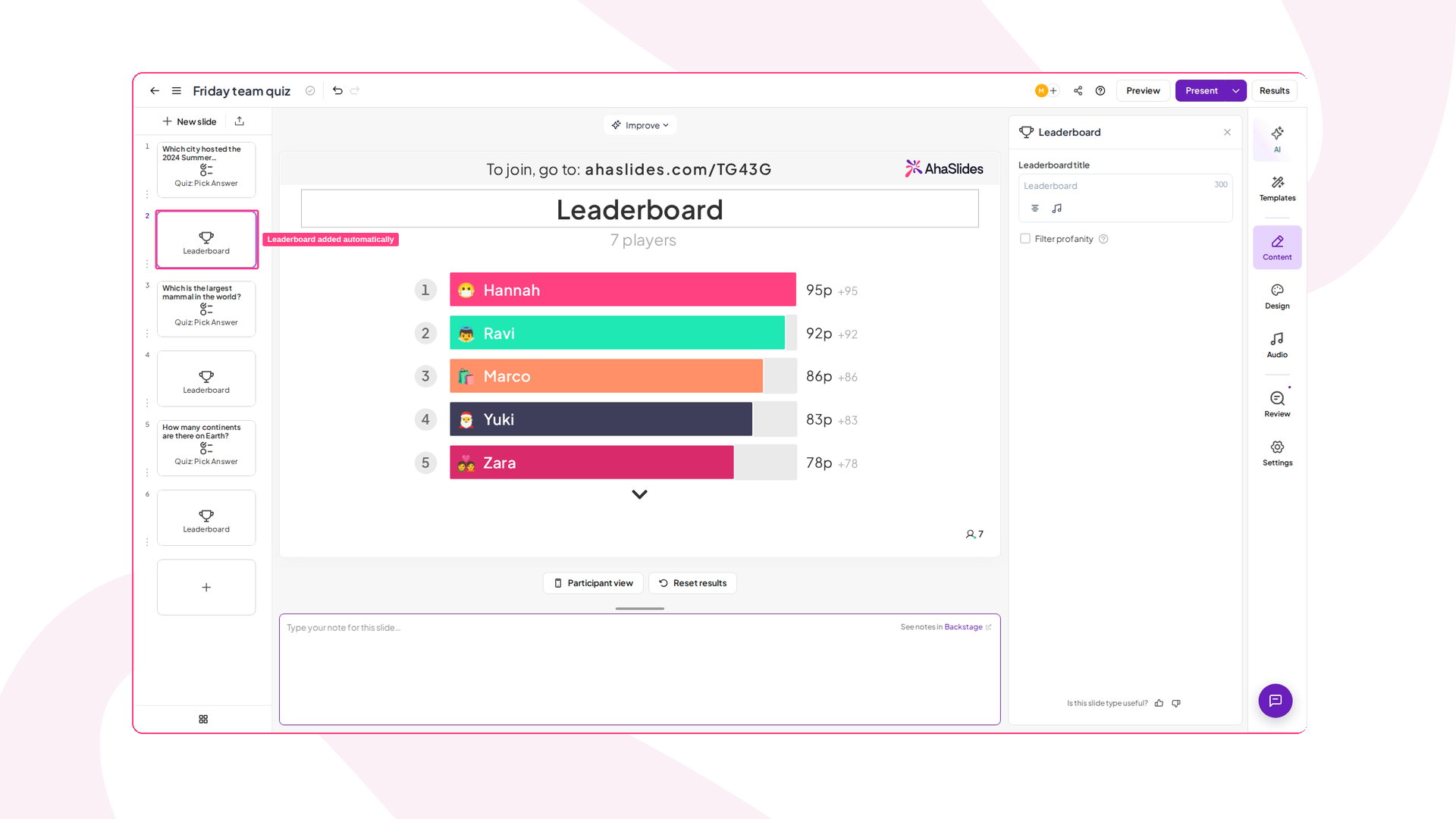 Editor de AhaSlides con una diapositiva de quiz Pick Answer seguida de la diapositiva Leaderboard añadida automáticamente, resaltada