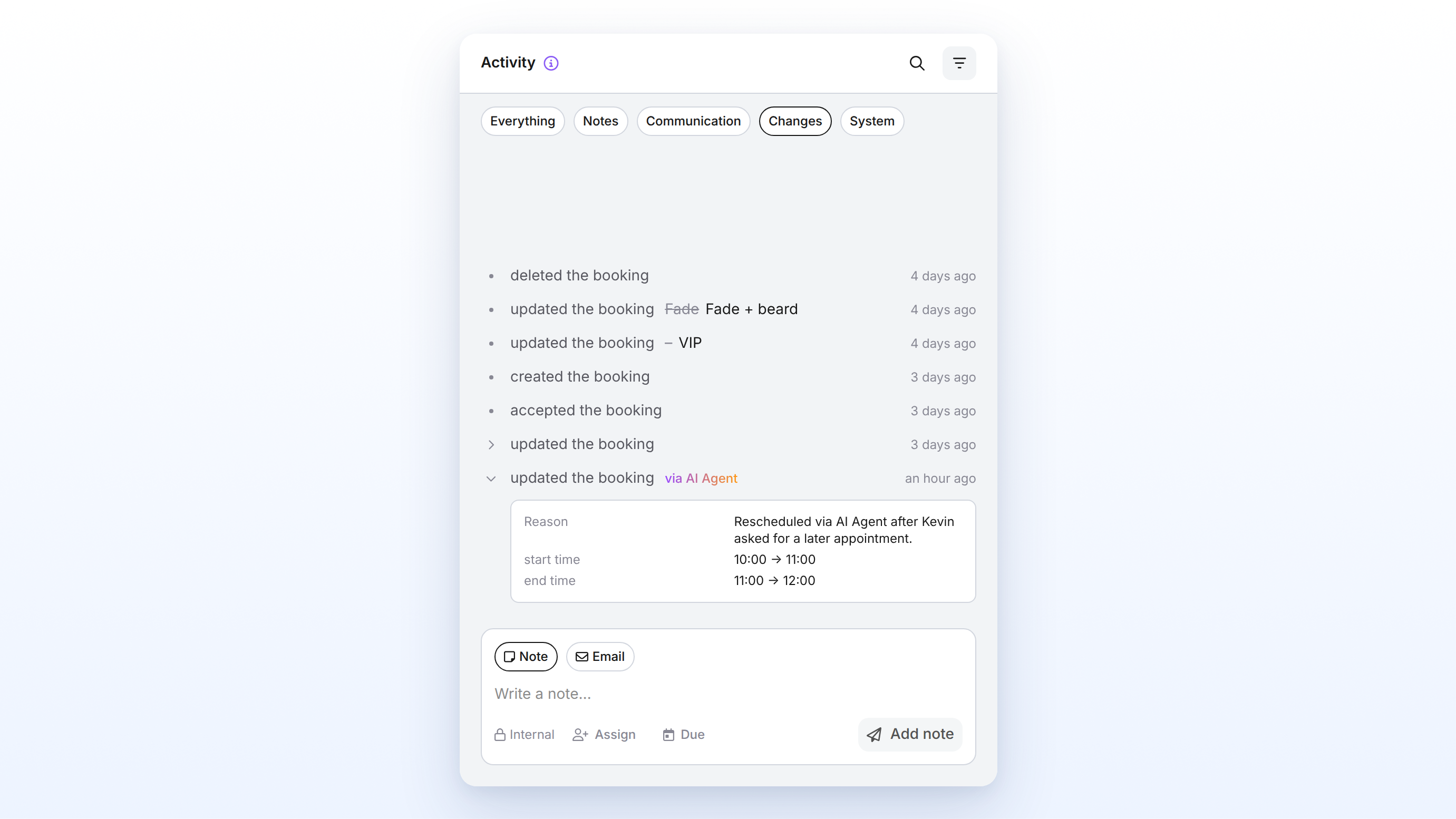 Aktivitäts-Log mit Filter Änderungen und aufgeklappter Buchungsänderung via KI-Agent mit Begründung sowie alter und neuer Uhrzeit