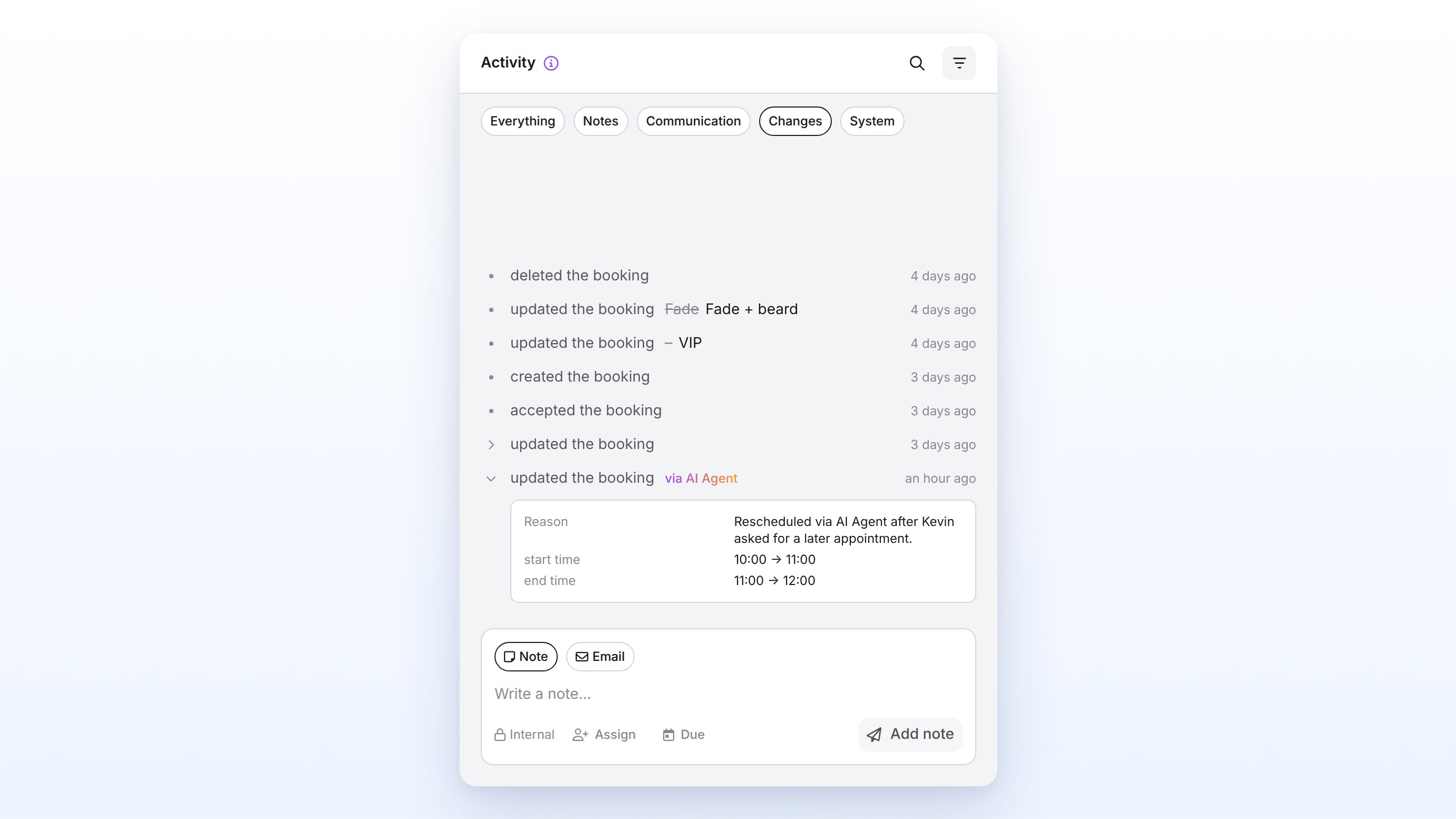 Aktivitäts-Log mit Filter Änderungen und aufgeklappter Buchungsänderung via KI-Agent mit Begründung sowie alter und neuer Uhrzeit