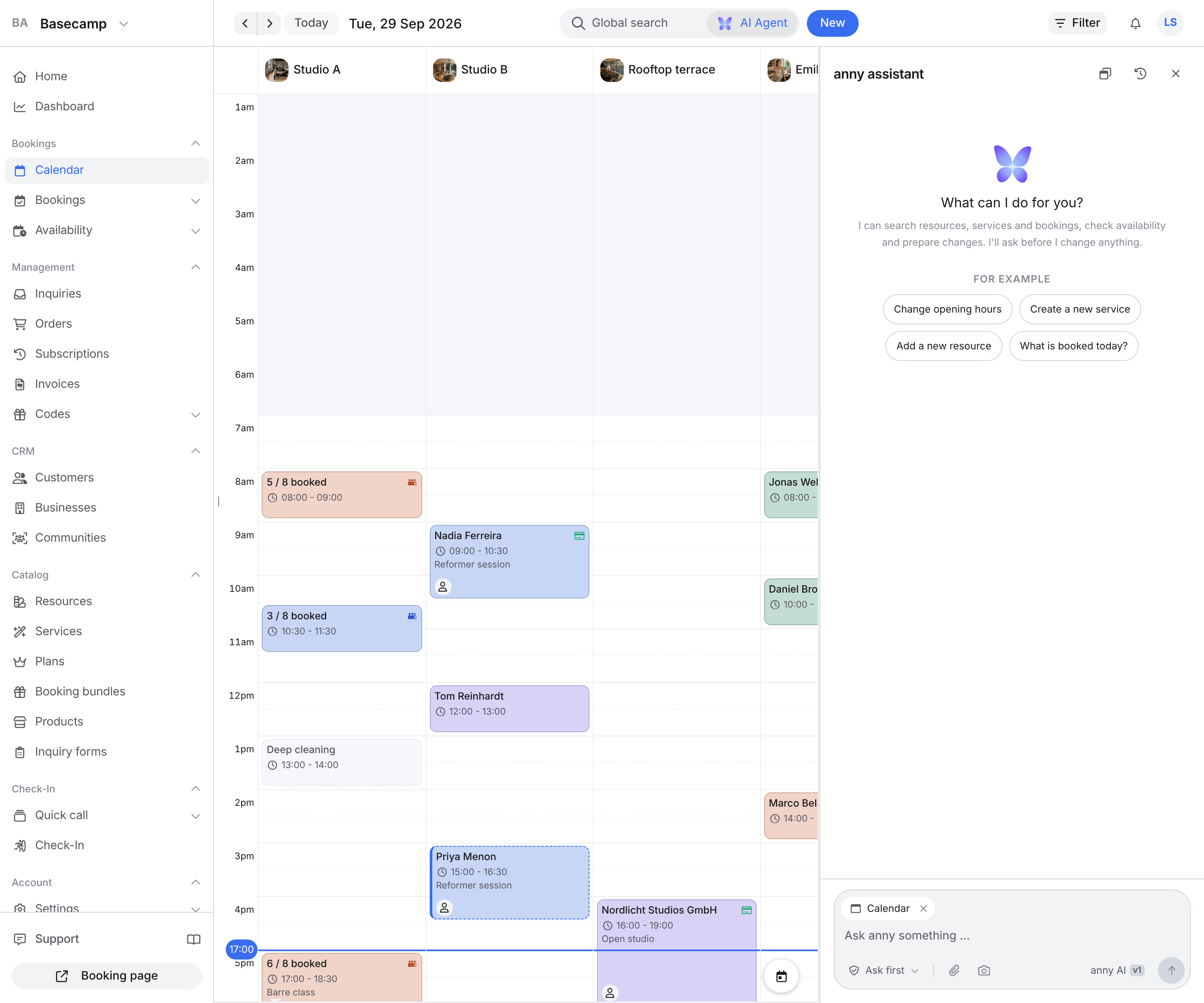 Kalender im Admin: Seitenleiste mit Kalender, oben der Button KI-Agent, rechts der geöffnete anny Assistent mit Begrüßung, Vorschlägen und dem Seiten-Chip Calendar