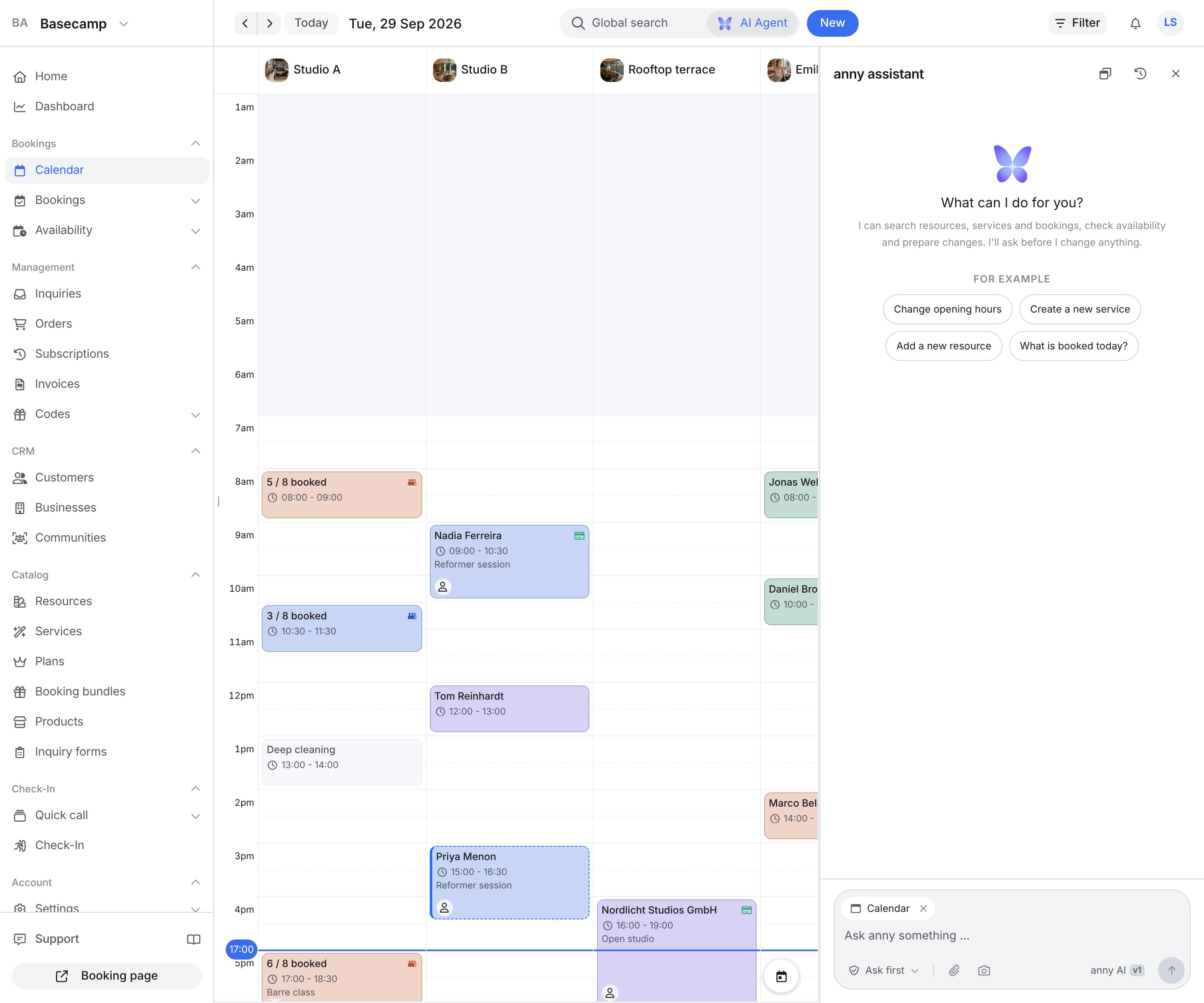 Kalender im Admin: Seitenleiste mit Kalender, oben der Button KI-Agent, rechts der geöffnete anny Assistent mit Begrüßung, Vorschlägen und dem Seiten-Chip Calendar