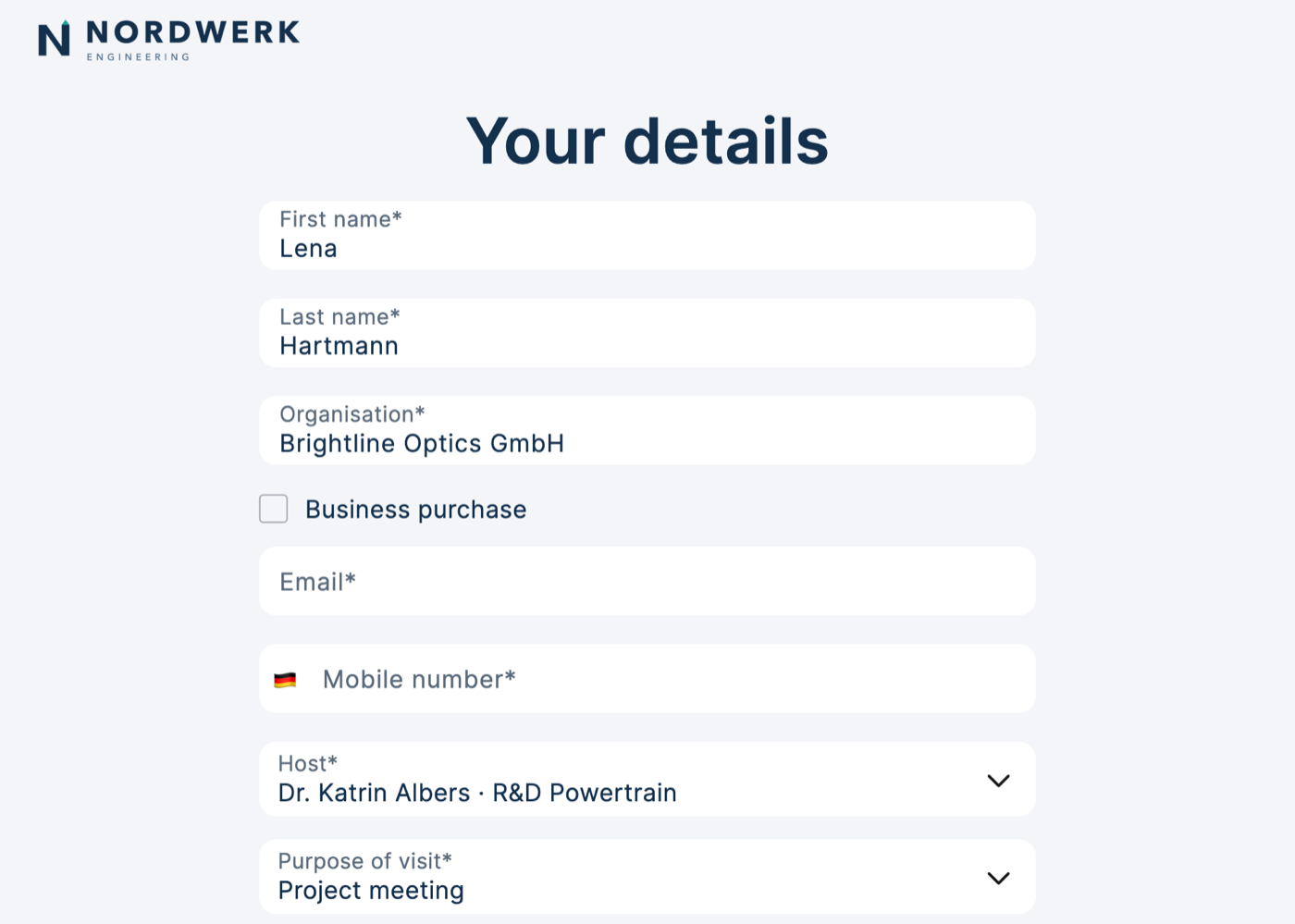 Formular auf dem Display mit vorausgefülltem Vor- und Nachnamen, Firma, Gastgeberin und Besuchszweck, E-Mail und Mobilnummer sind noch leer