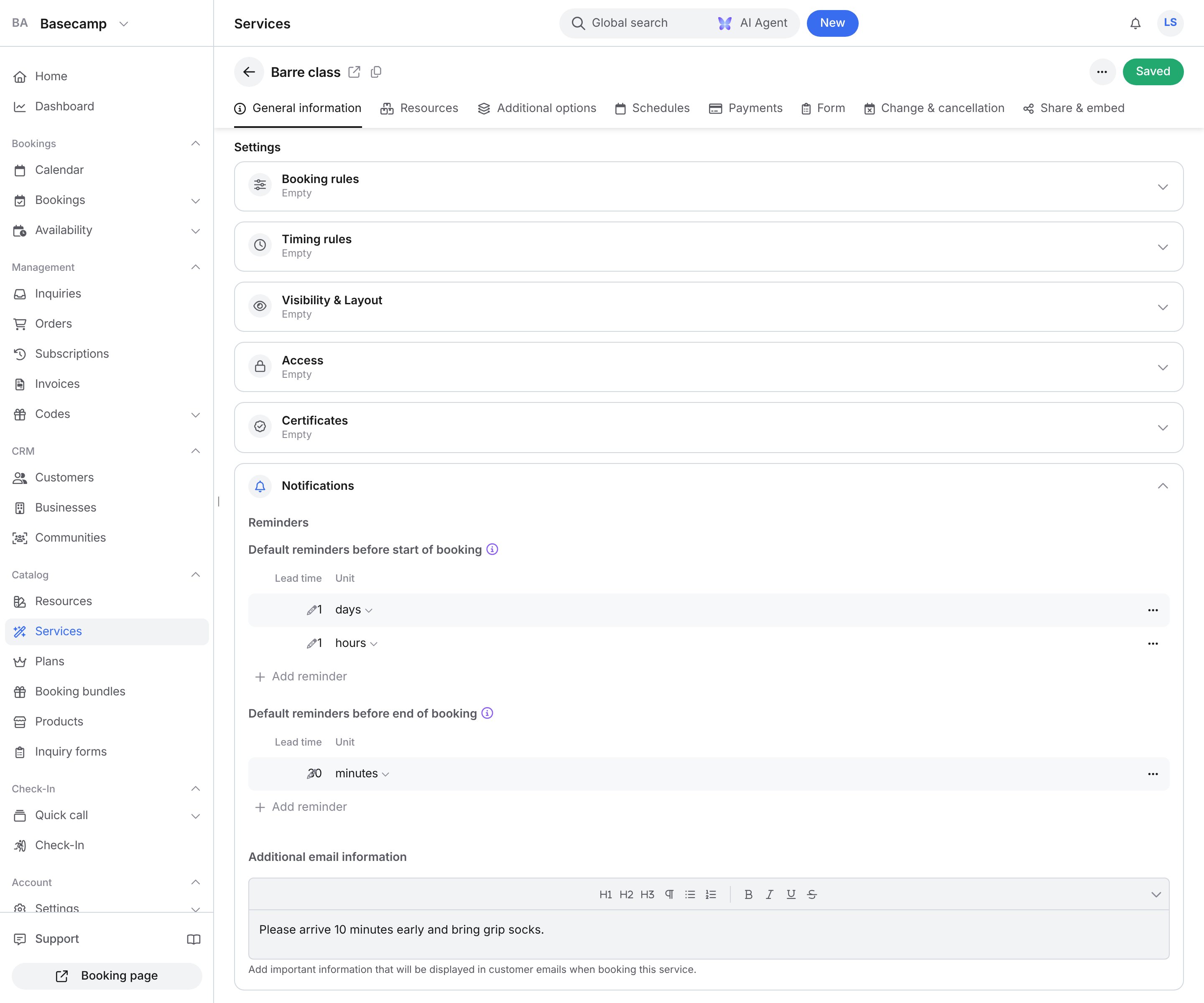 Service im Katalog: Seitenleiste Katalog und Services, Reiter Allgemeine Informationen, Abschnitt Einstellungen, Gruppe Mitteilungen mit Erinnerungen und zusätzlichen E-Mail-Informationen