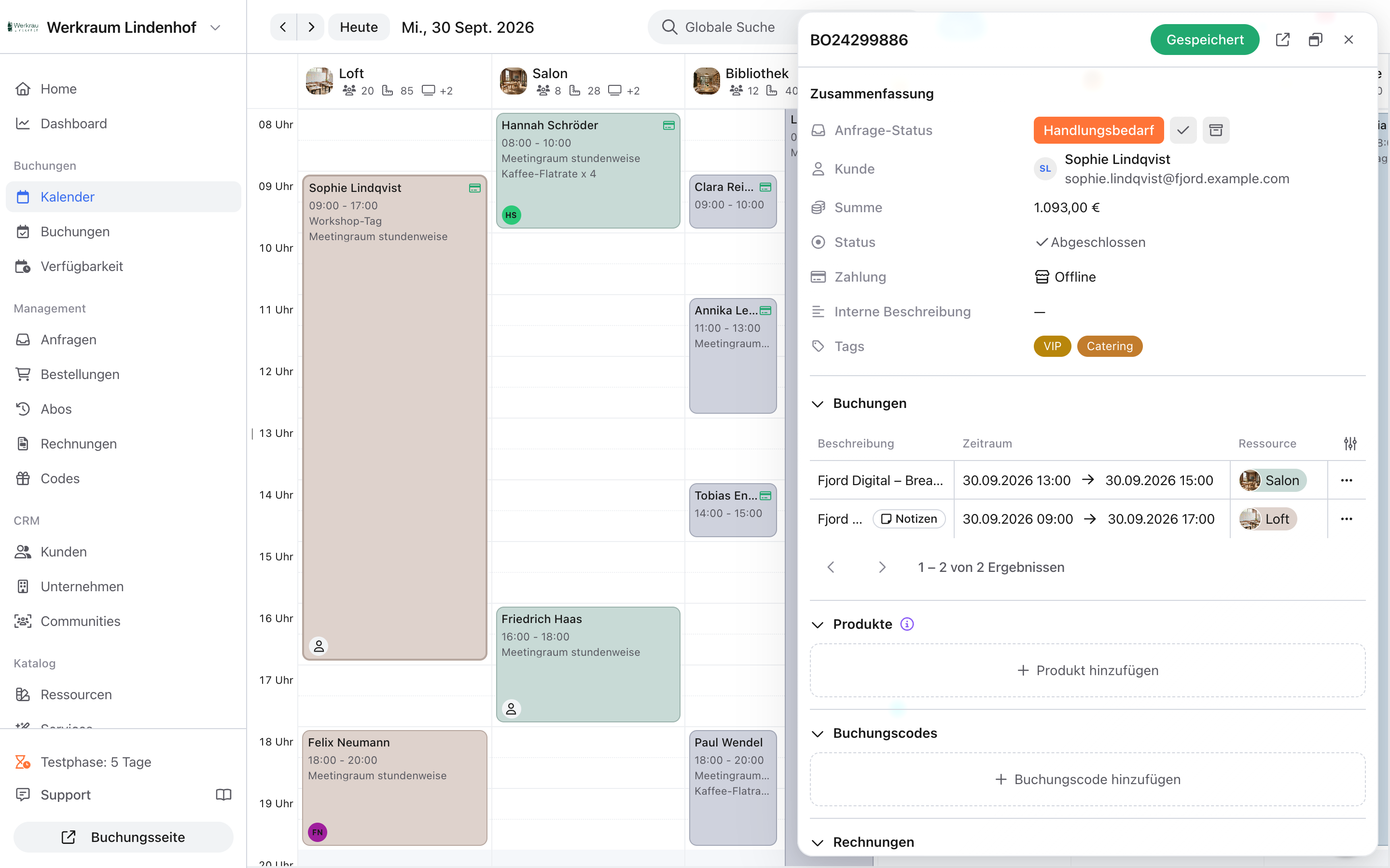 Kalender in der Bestellungsansicht mit geöffneter Bestellung im Seitenpanel: Zusammenfassung, zwei Buchungen, Produkte, Buchungscodes und Rechnungen