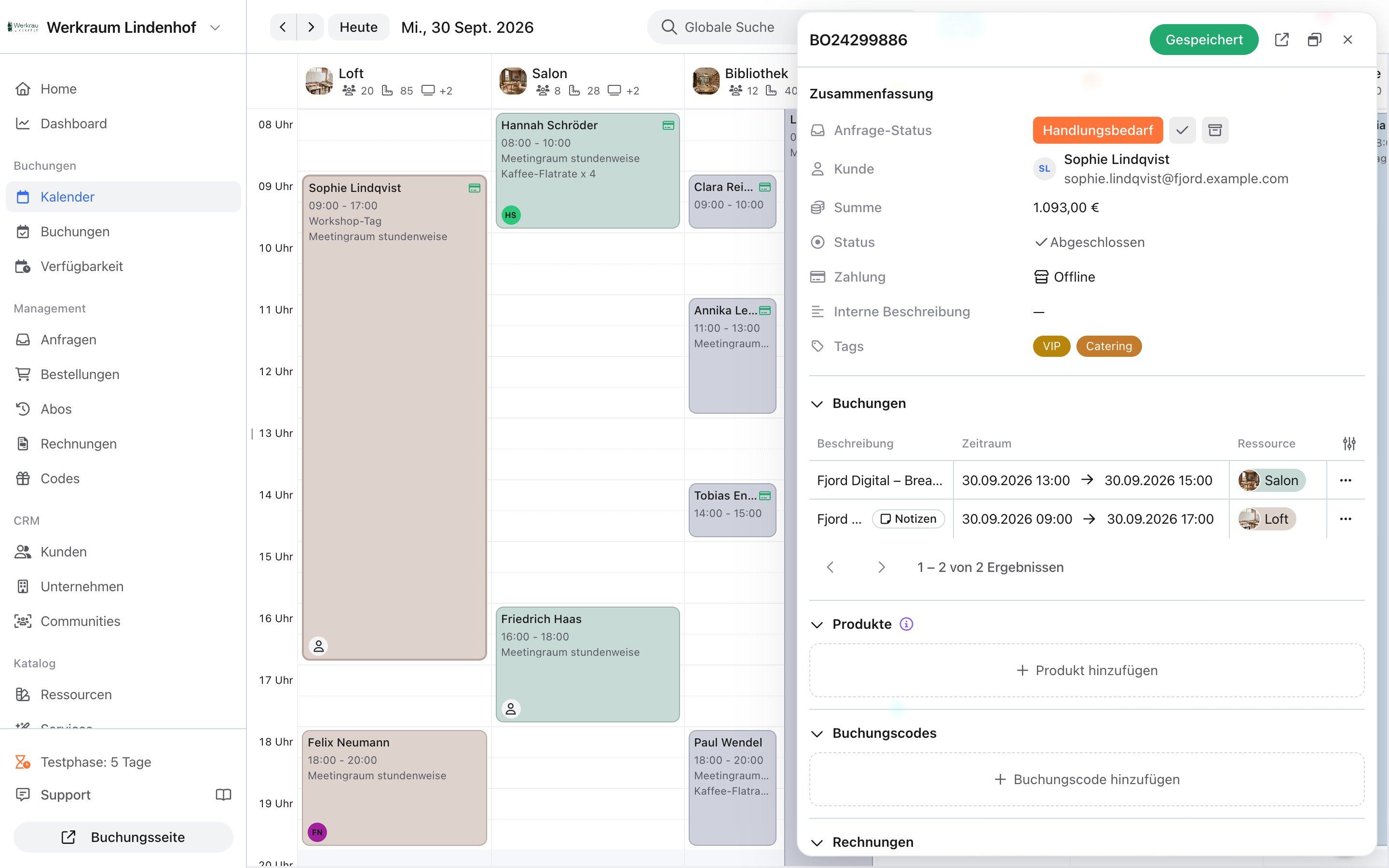 Kalender in der Bestellungsansicht mit geöffneter Bestellung im Seitenpanel: Zusammenfassung, zwei Buchungen, Produkte, Buchungscodes und Rechnungen