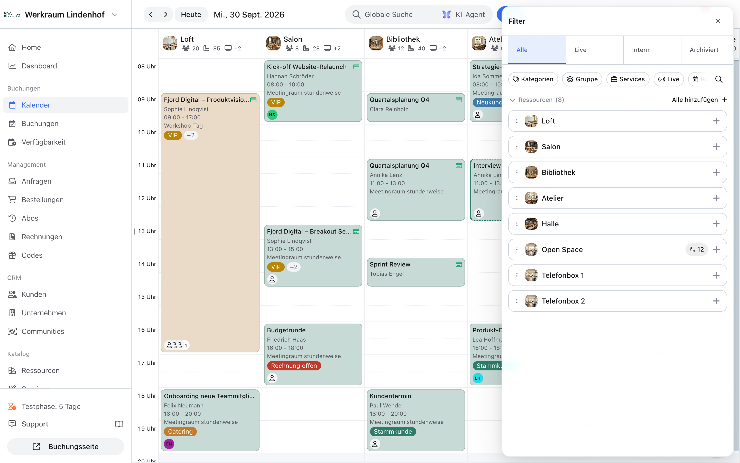 Tagesansicht im Kalender mit geöffnetem Filter-Panel rechts: Tabs für Ansichten, Filter nach Kategorien, Gruppe und Services, Liste der Ressourcen
