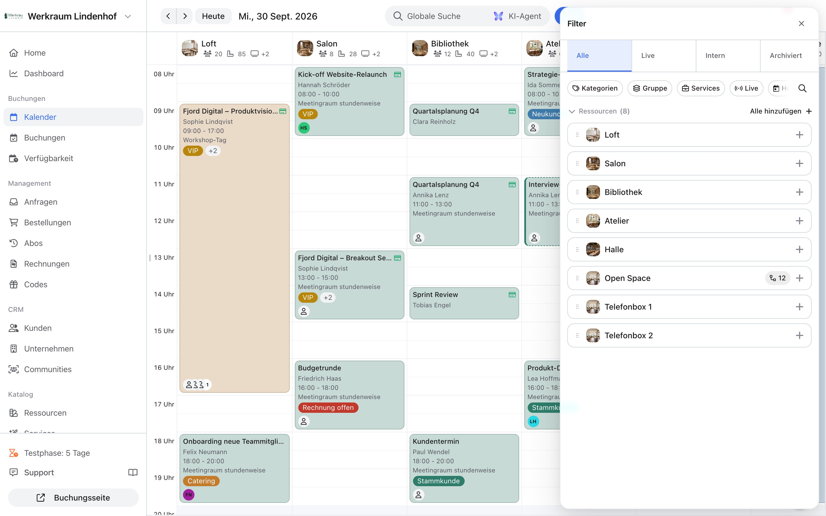 Tagesansicht im Kalender mit geöffnetem Filter-Panel rechts: Tabs für Ansichten, Filter nach Kategorien, Gruppe und Services, Liste der Ressourcen