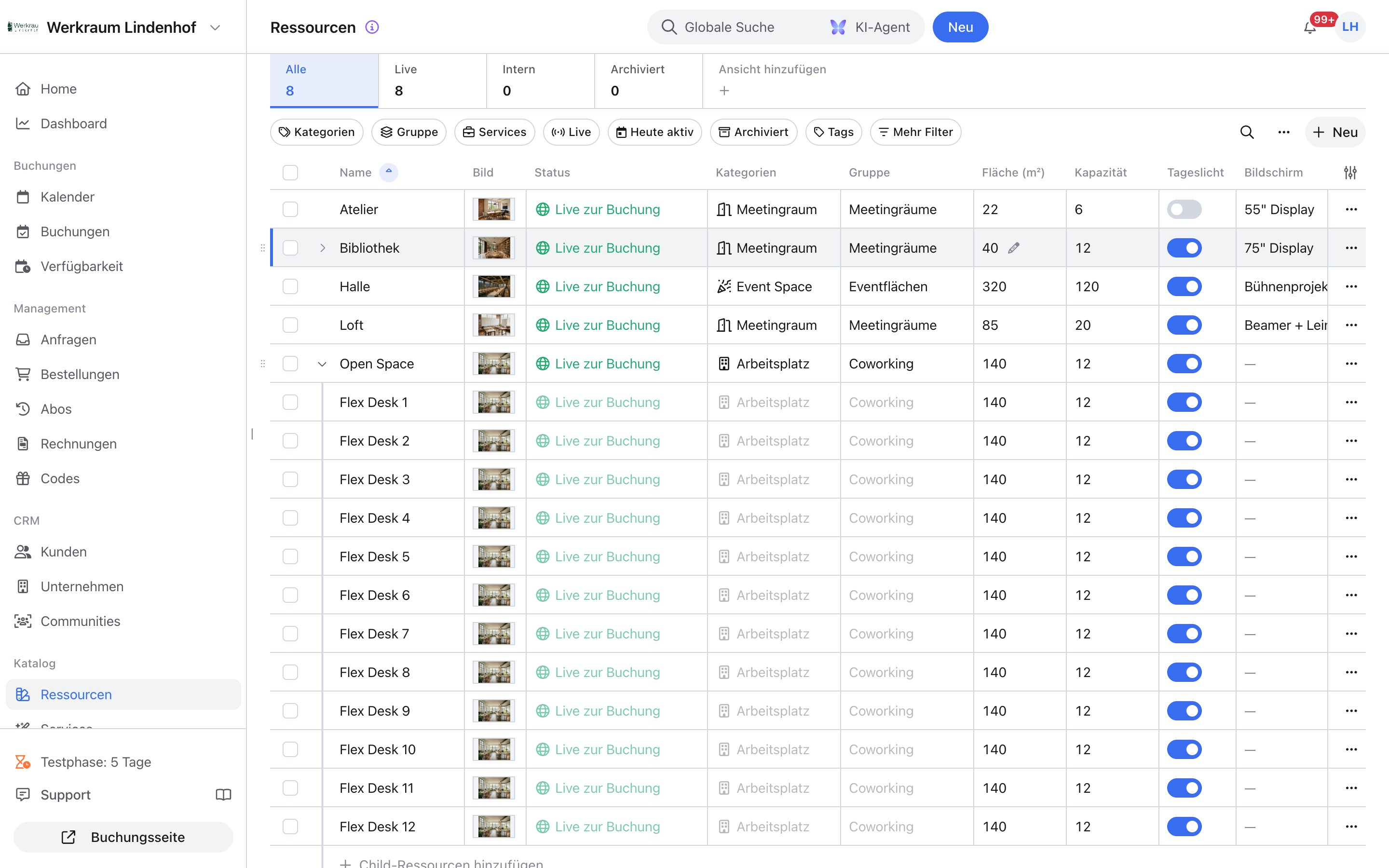 Ressourcenliste mit Ansichts-Tabs Alle, Live, Intern und Archiviert, Filterleiste und Spalten wie Status, Kategorie, Gruppe, Fläche und Kapazität
