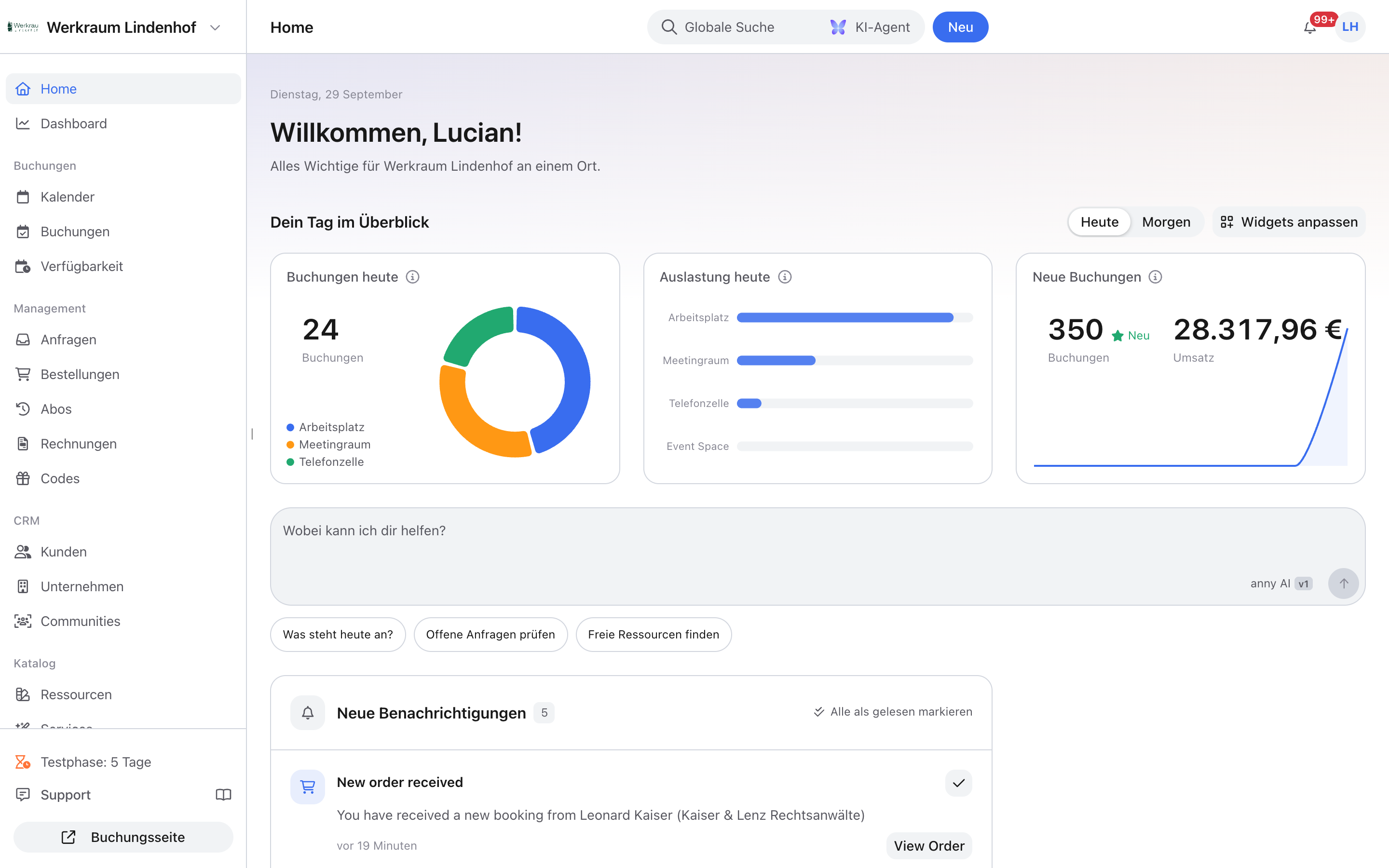 Startseite im neuen Admin: Begrüßung, Tagesüberblick mit Buchungen, Auslastung und Umsatz, darunter das Eingabefeld für den KI-Agenten und neue Benachrichtigungen
