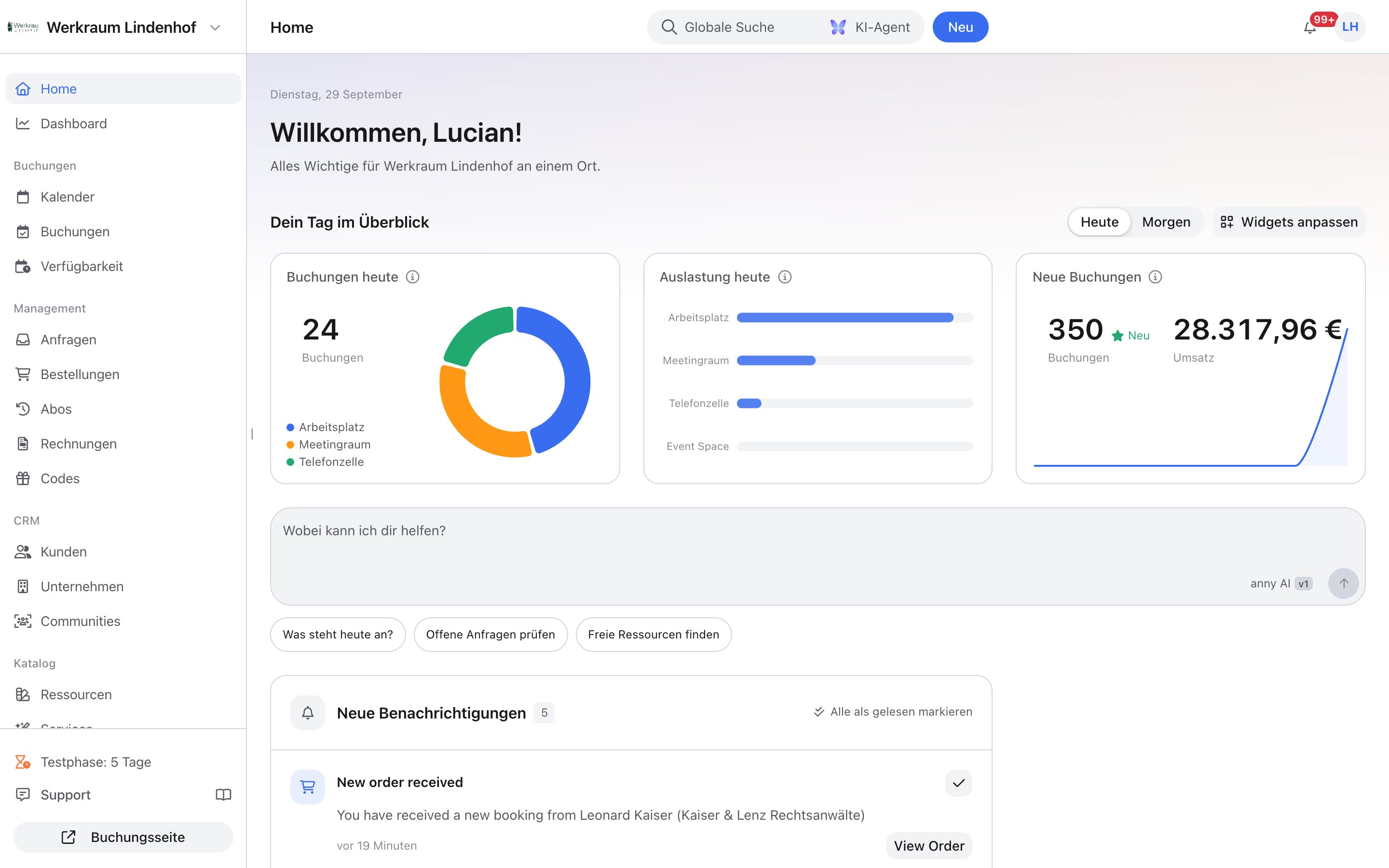Startseite im neuen Admin: Begrüßung, Tagesüberblick mit Buchungen, Auslastung und Umsatz, darunter das Eingabefeld für den KI-Agenten und neue Benachrichtigungen