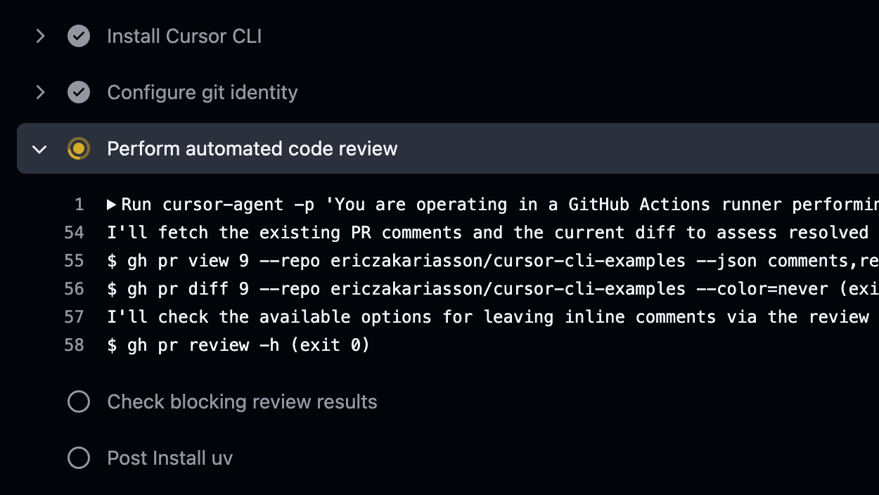 Pull request affichant des commentaires de review automatisés avec des émojis et des retours en ligne sur des lignes spécifiques