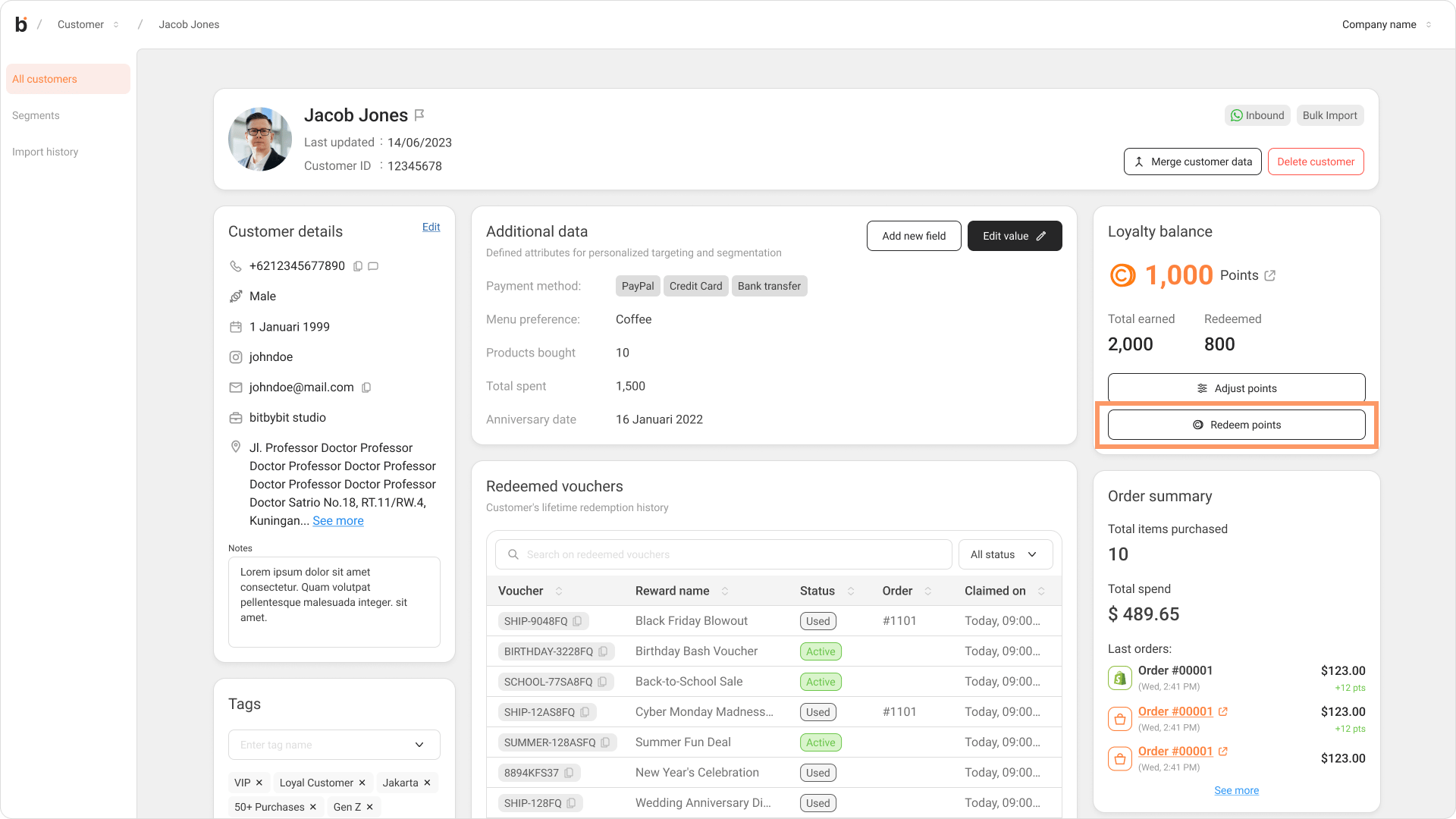 Customer detail page with the Loyalty balance card and the Redeem points button highlighted.