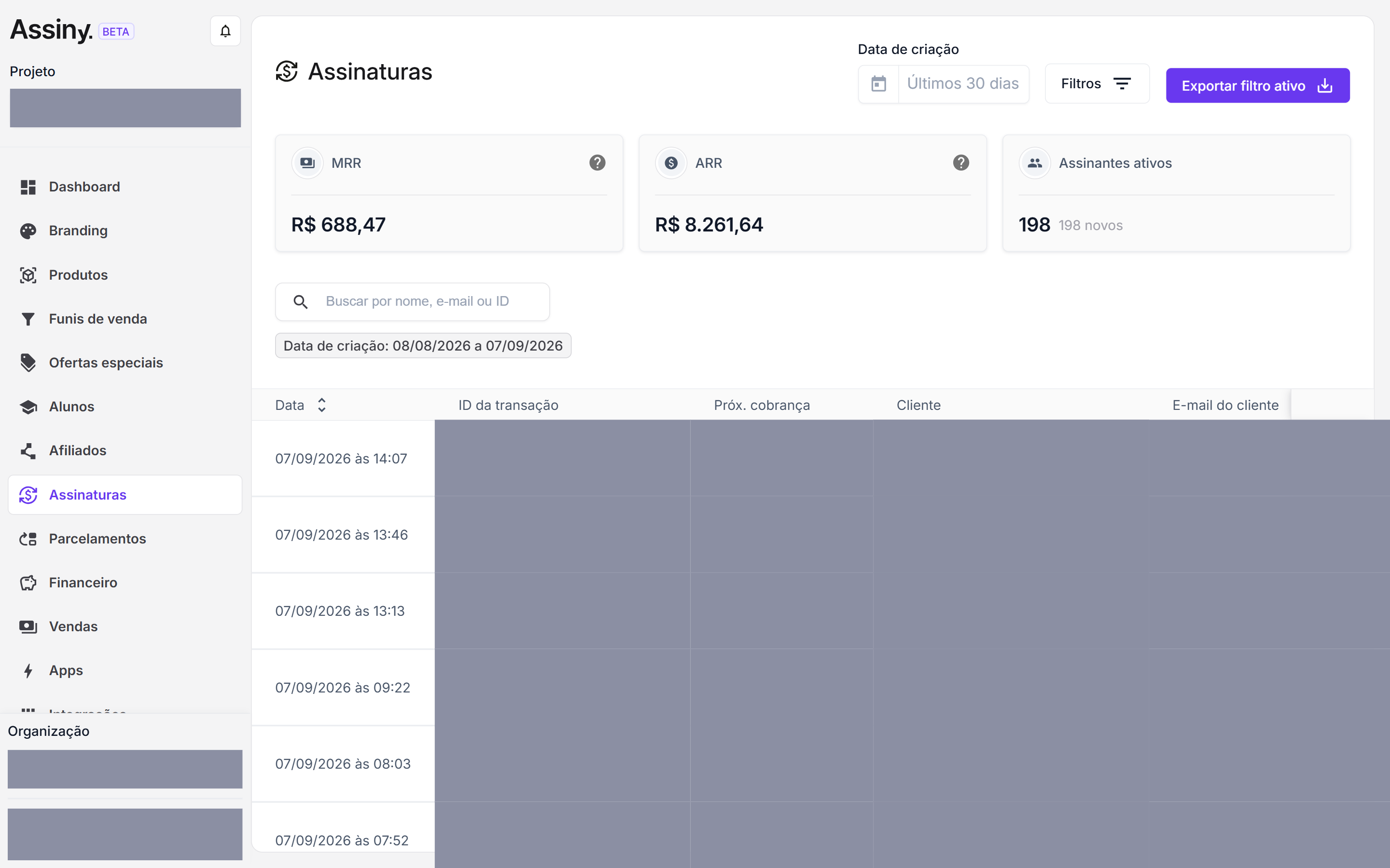 Tela de Assinaturas no painel da Assiny. No alto, o seletor Data de criação em Últimos 30 dias, o botão Filtros e o botão Exportar filtro ativo. Abaixo, os cards MRR, ARR e Assinantes ativos. Em seguida, o campo Buscar por nome, e-mail ou ID e a etiqueta do intervalo aplicado. A tabela começa pela coluna Data, com as setas de ordenação; as colunas ID da transação, Próx. cobrança, Cliente e E-mail do cliente aparecem tarjadas.