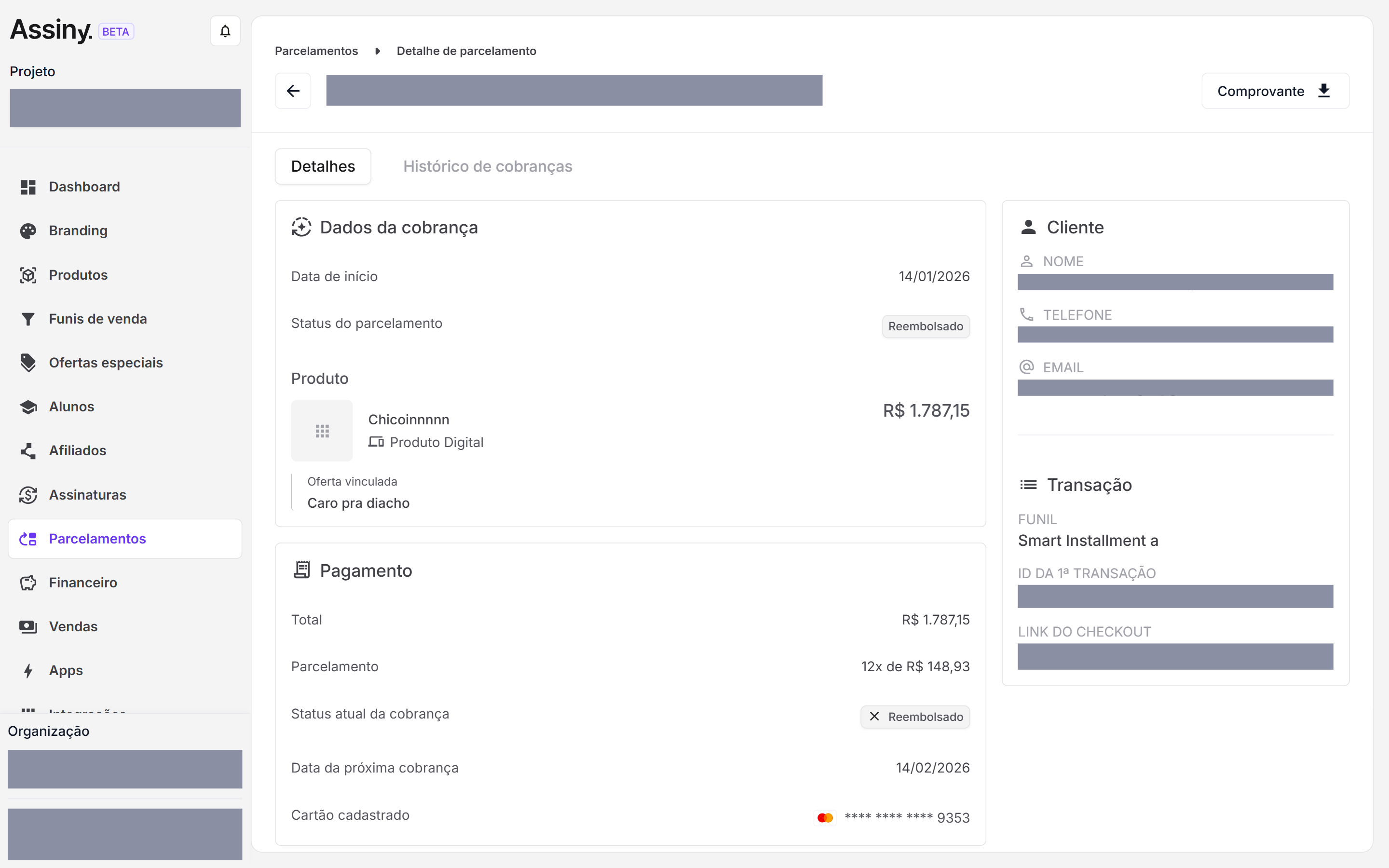 Detalhe de parcelamento no painel da Assiny, com a trilha Parcelamentos e Detalhe de parcelamento e o botão Comprovante no alto à direita. Abaixo, as abas Detalhes e Histórico de cobranças. O bloco Dados da cobrança traz Data de início, Status do parcelamento, Produto e Oferta vinculada; o bloco Pagamento traz Total, Parcelamento, Status atual da cobrança, Data da próxima cobrança e Cartão cadastrado com os quatro últimos dígitos. À direita, os blocos Cliente e Transação, com nome, telefone, e-mail, ID da primeira transação e link do checkout tarjados.