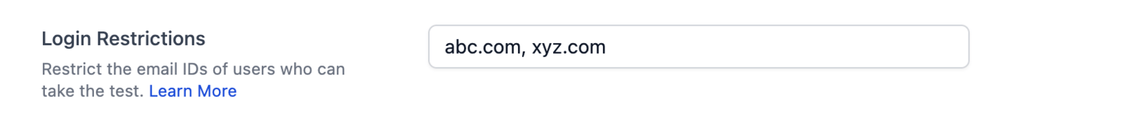 Campo de Restricciones de Inicio de Sesión mostrando restricciones basadas en dominio con @abc.com y @xyz.com ingresados