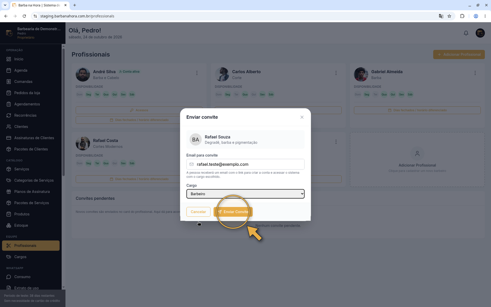 Janela Enviar convite para Rafael Souza com email rafael.teste@exemplo.com, cargo Barbeiro e seta em Enviar Convite