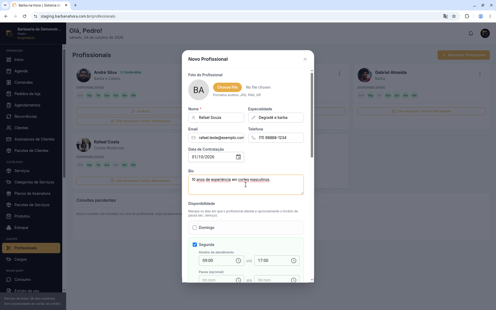 Formulário Novo Profissional com nome Rafael Souza, especialidade Degradê e barba, email rafael.teste@exemplo.com, telefone (11) 98888-1234, data de contratação 01/10/2026 e bio