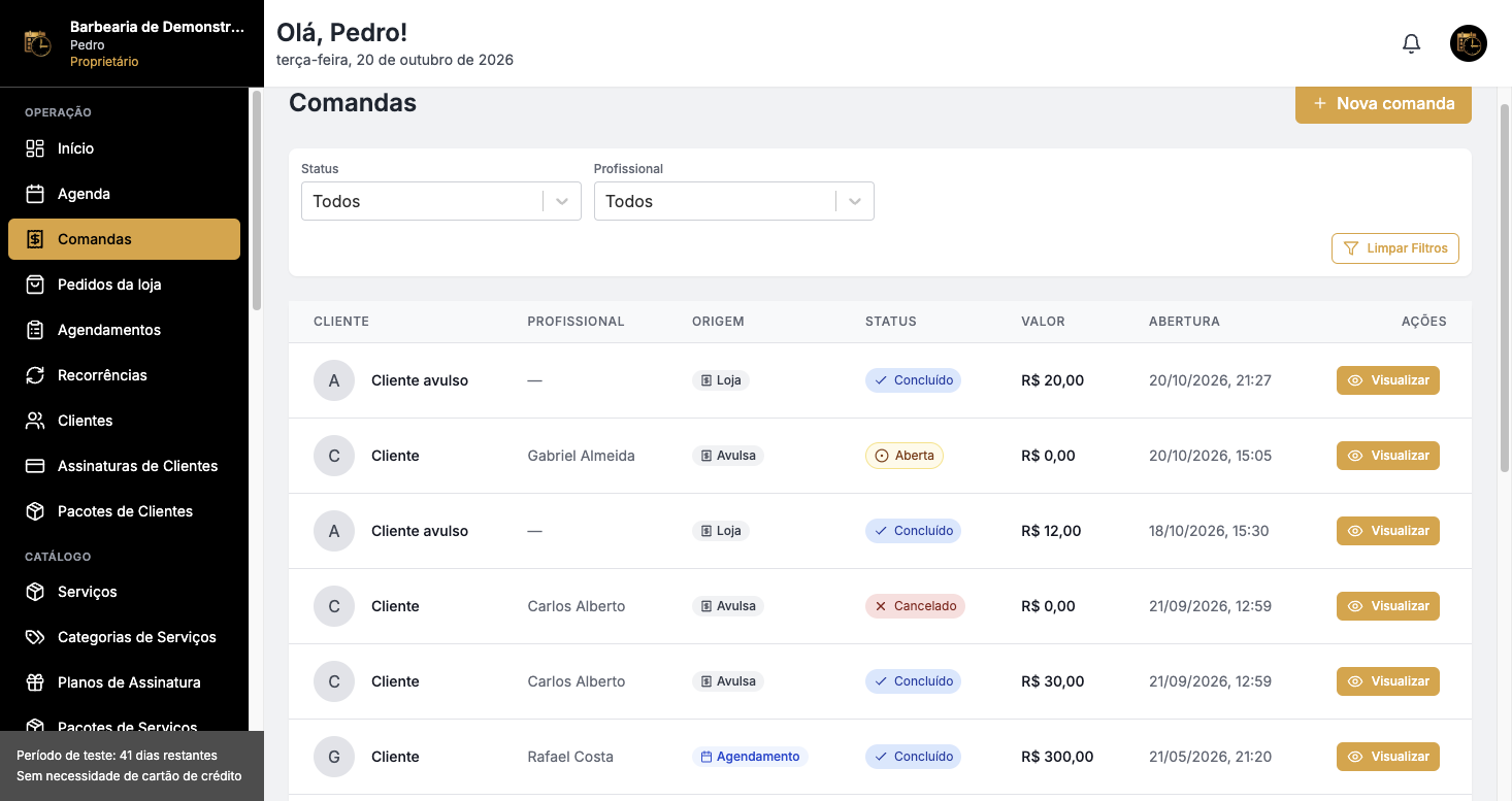 Lista de comandas com filtros de status e profissional, origens Loja, Avulsa e Agendamento, e o botão Visualizar