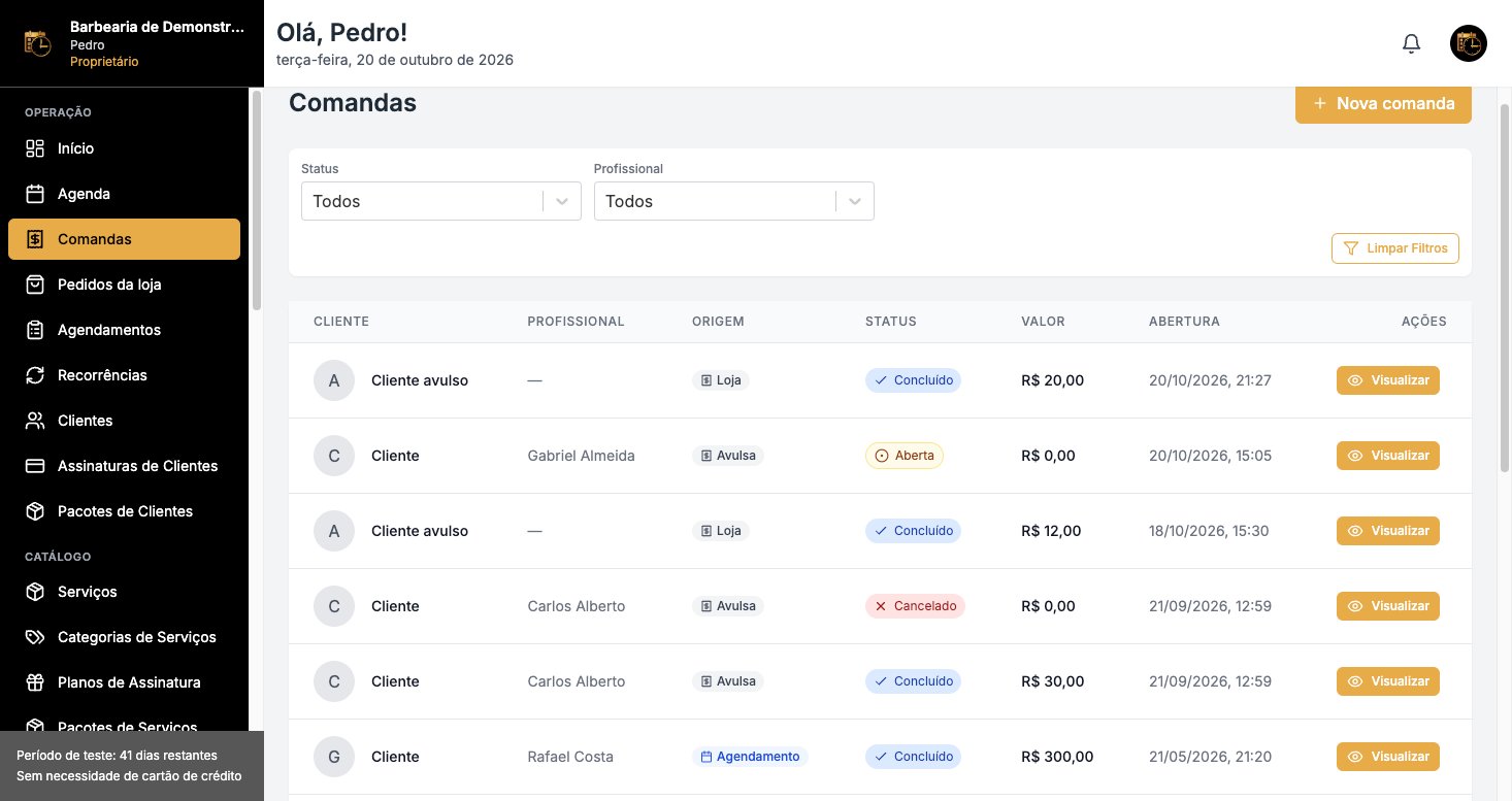 Lista de comandas com filtros de status e profissional, origens Loja, Avulsa e Agendamento, e o botão Visualizar