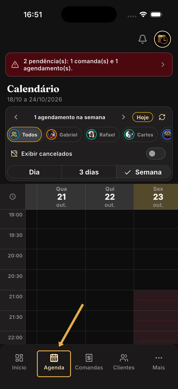 Calendário do app com seta apontando para a aba Agenda na barra inferior