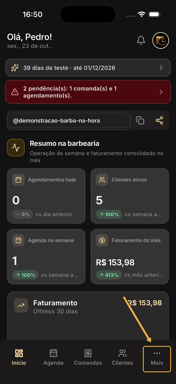 Tela Início do app com seta apontando para a aba Mais na barra inferior