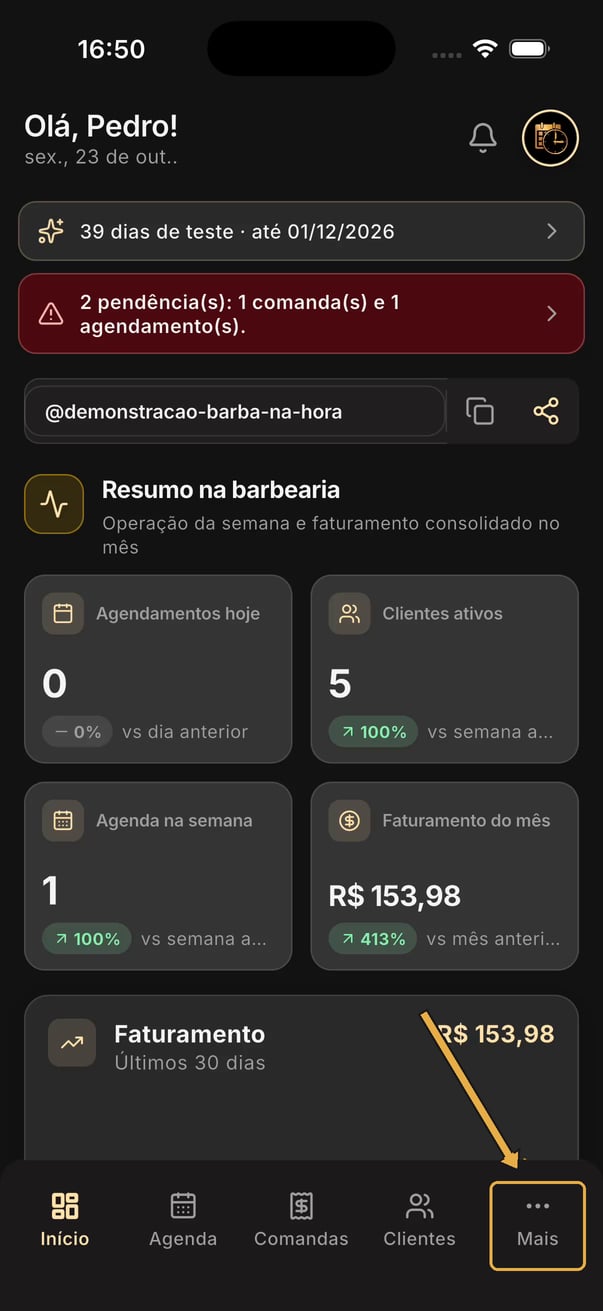 Tela Início do app com seta apontando para a aba Mais na barra inferior