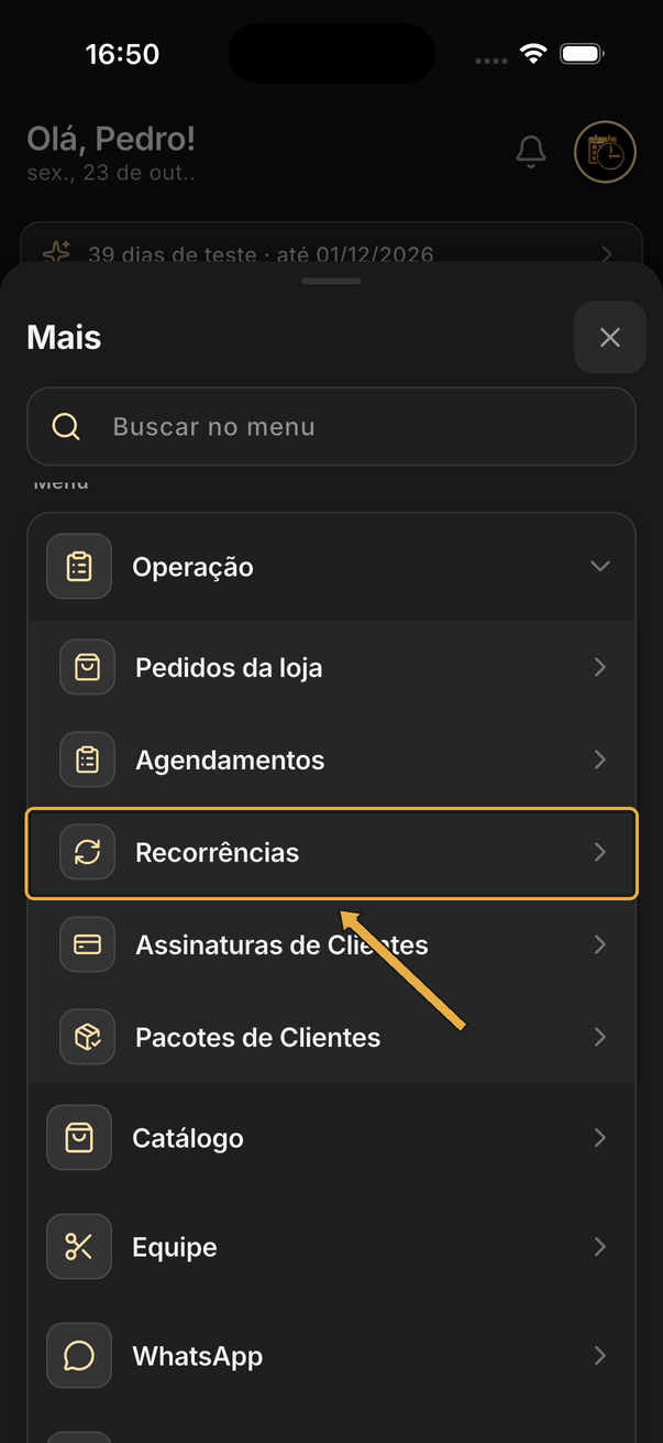 Menu Mais com a seção Operação aberta e seta apontando para Recorrências