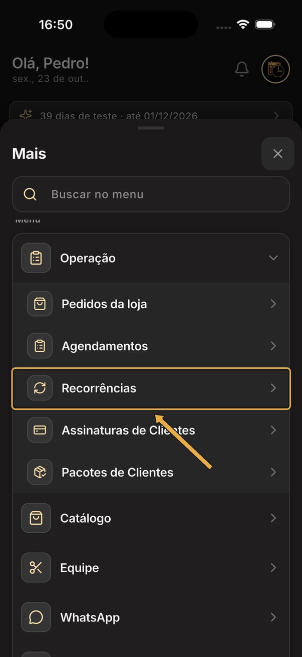 Menu Mais com a seção Operação aberta e seta apontando para Recorrências
