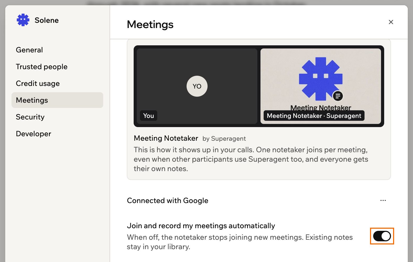 Una captura de pantalla de la configuración de Meetings con el interruptor de unirse y grabar automáticamente resaltado