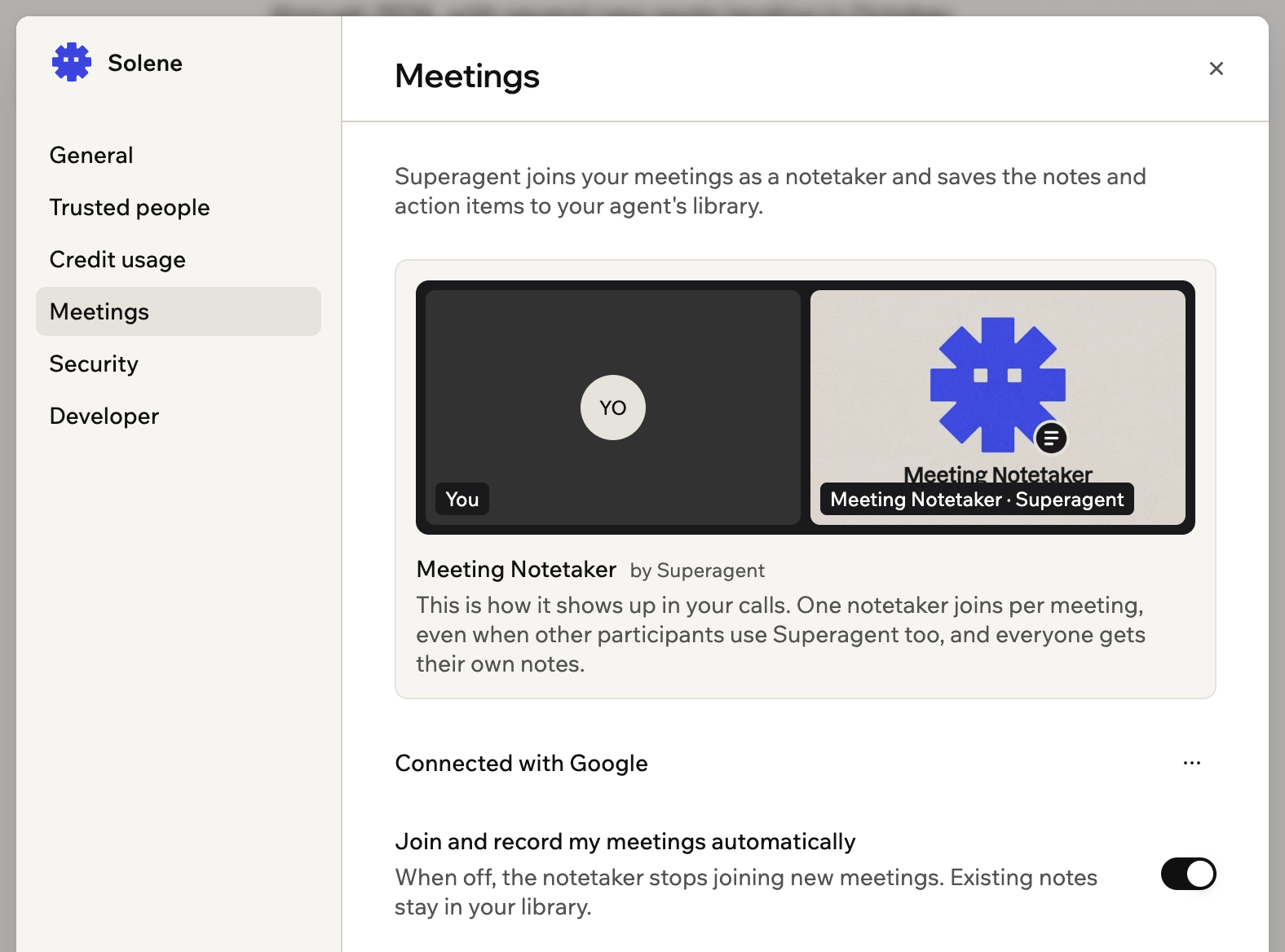 Una captura de pantalla de la configuración de Meetings con la vista previa de Meeting Notetaker y el interruptor de grabación automática
