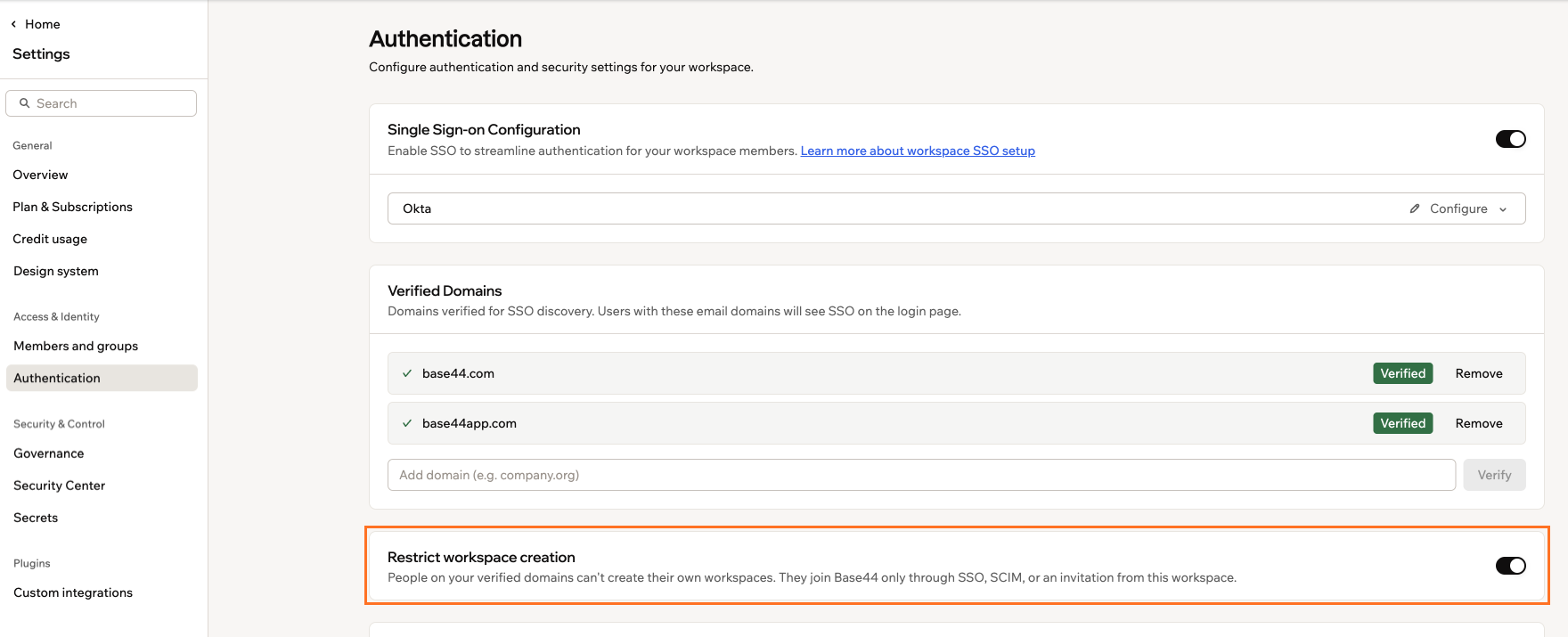 Capture d'écran de la page Authentication avec Restrict workspace creation activé, sous les domaines vérifiés