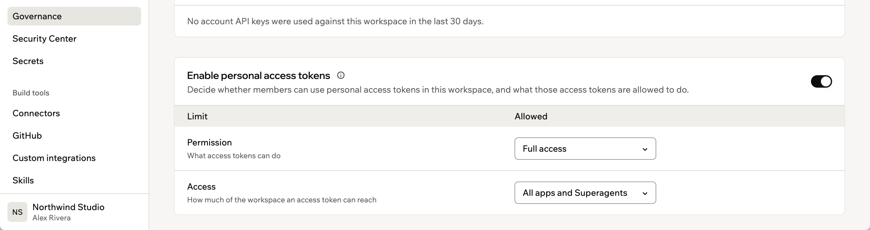 Una captura de pantalla de la tarjeta Enable personal access tokens en la página Governance, con sus 2 límites