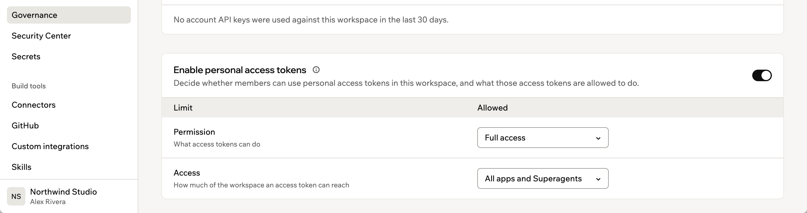 Una captura de pantalla de la tarjeta Enable personal access tokens en la página Governance, con sus 2 límites