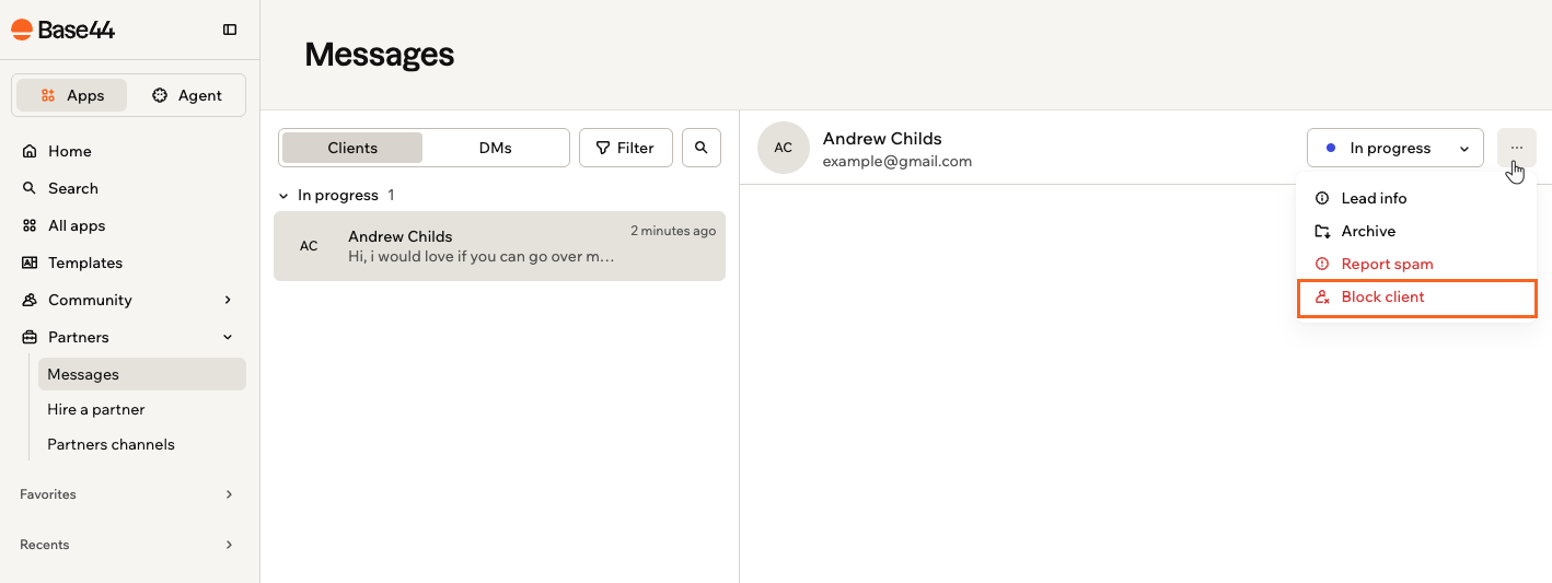 El menú More Actions en una conversación de cliente, con Block client resaltado