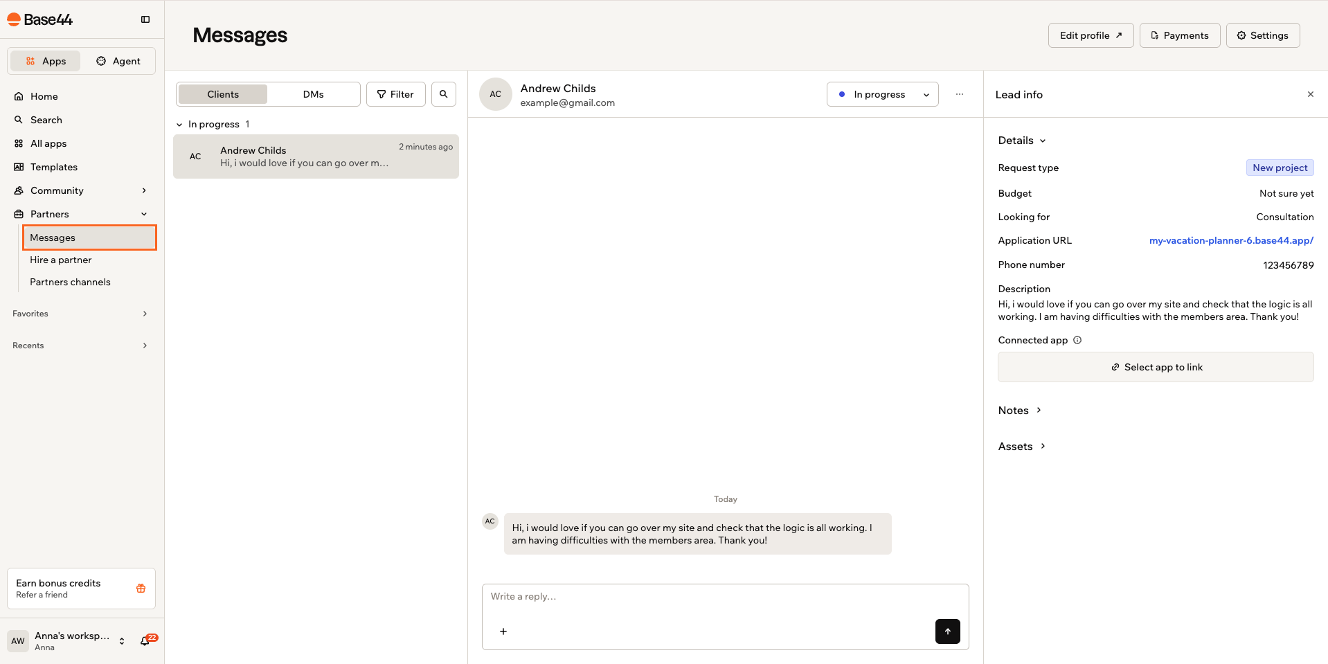 Una conversación de cliente en Messages, con la solicitud seleccionada en la pestaña Clients, el cuadro de respuesta debajo y el panel Lead info mostrando los detalles de la solicitud