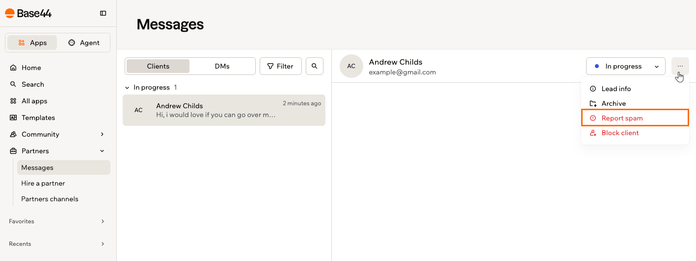 クライアントとの会話の More Actions メニュー。Block client の横に Report spam がハイライトされている