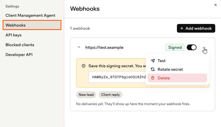 El menú More Actions en un webhook, con Delete resaltado debajo de Test y Rotate secret