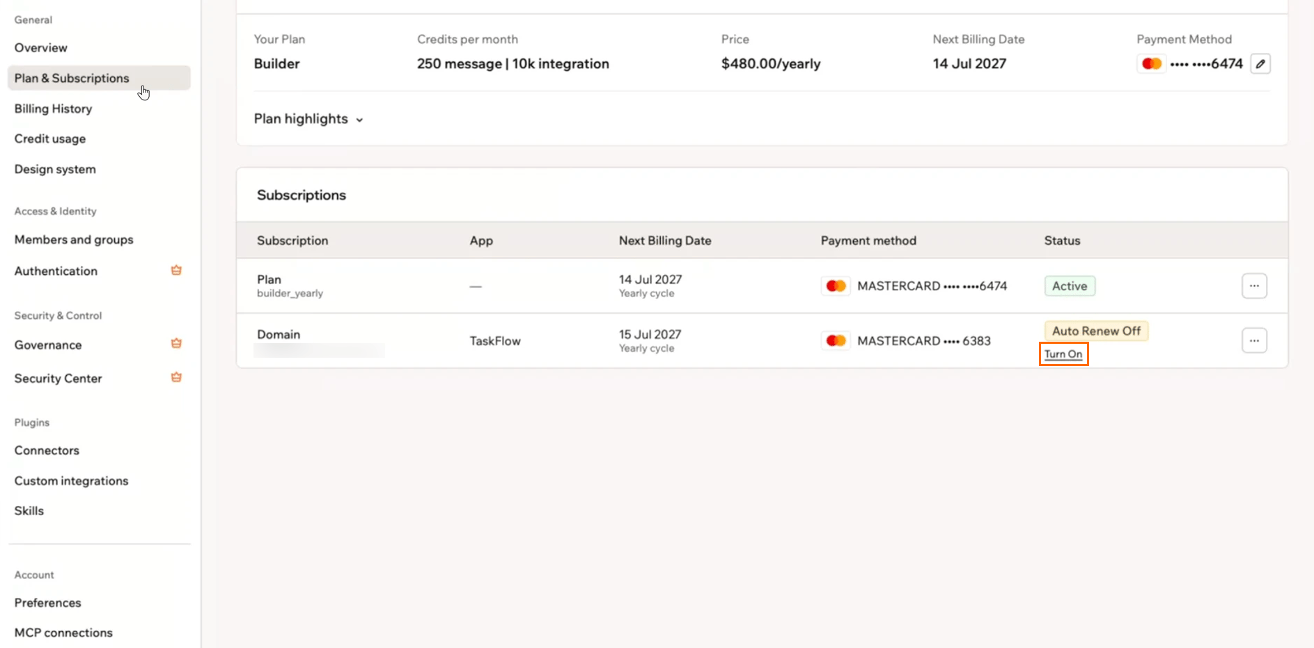 Die Aktion Turn On neben dem Status Auto Renew Off einer Domain