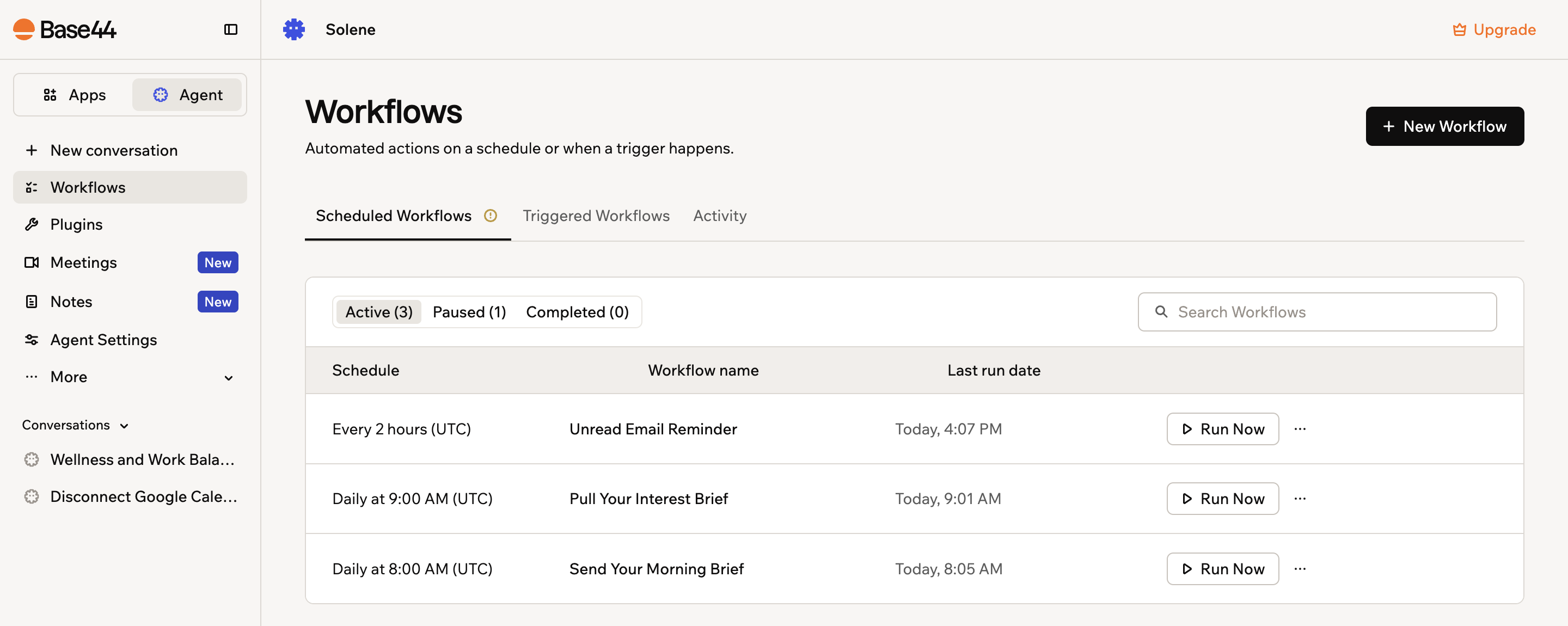 Una captura de pantalla de la página Workflows listando workflows programados con su horario y última ejecución