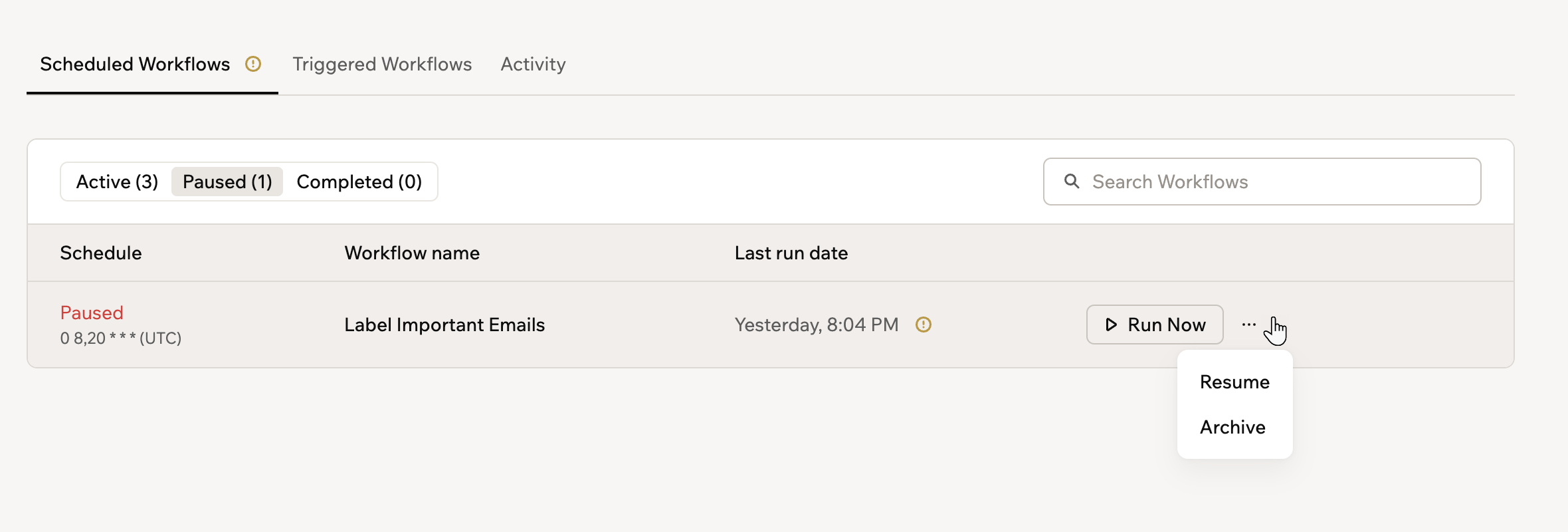 Una captura de pantalla de un workflow pausado con su menú More Actions abierto mostrando Resume