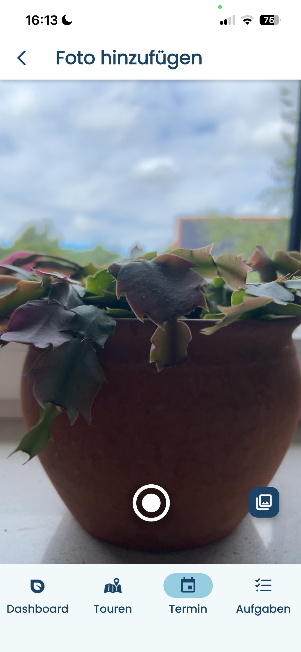 Kamera-Ansicht „Foto hinzufügen“ in der blueplant App mit dem Mediathek-Symbol unten rechts
