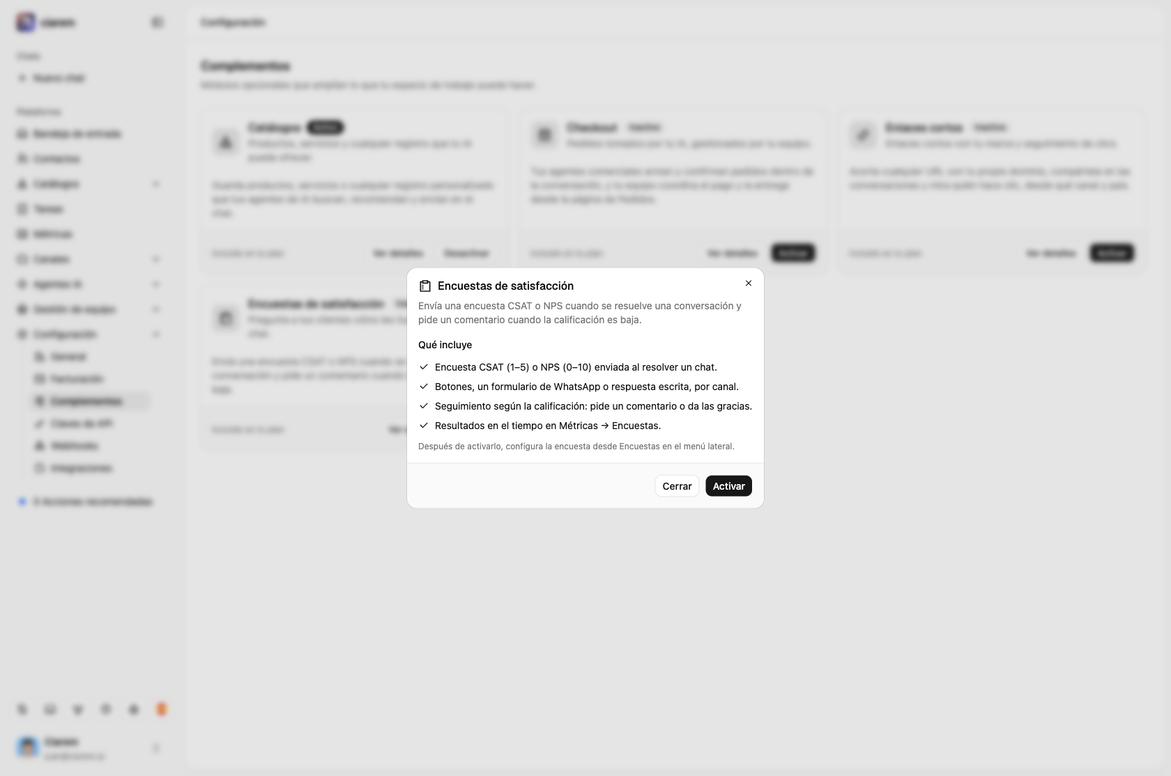 Los detalles de Encuestas de satisfacción: lo que incluye el complemento, con Cerrar y Activar