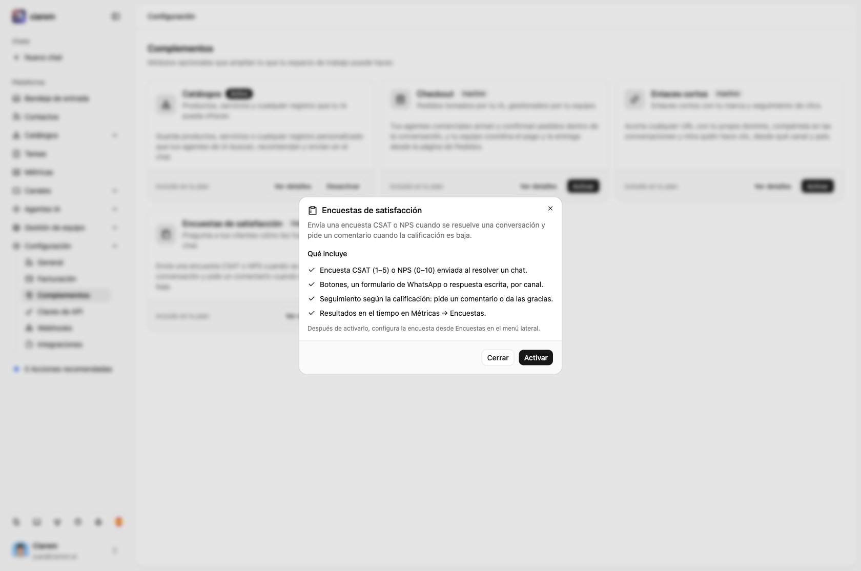 Los detalles de Encuestas de satisfacción: lo que incluye el complemento, con Cerrar y Activar